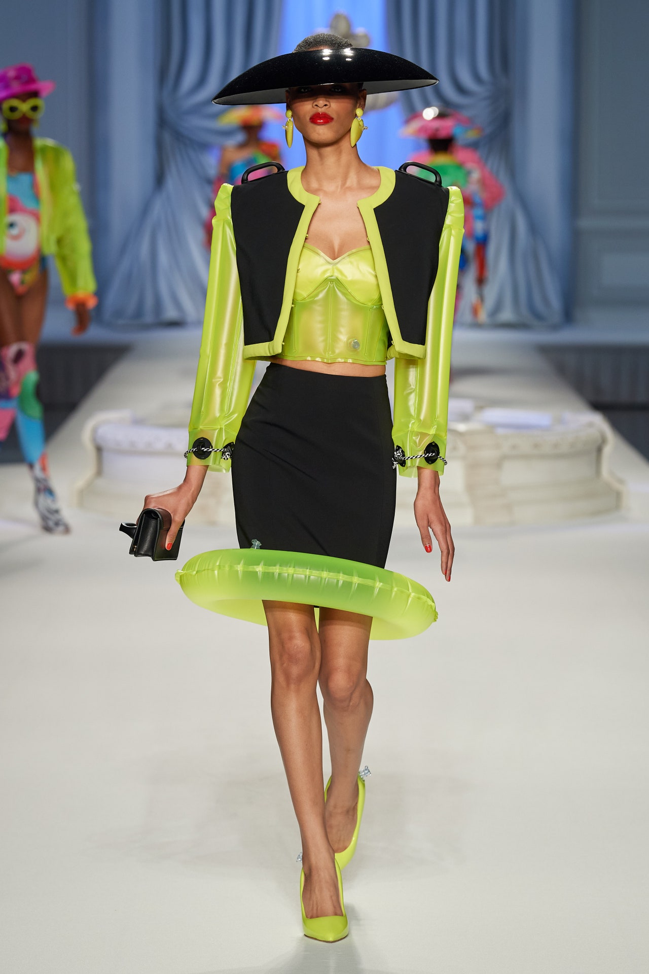 00043-moschino-spring-2023-ready-to-wear-credit-gorunway
