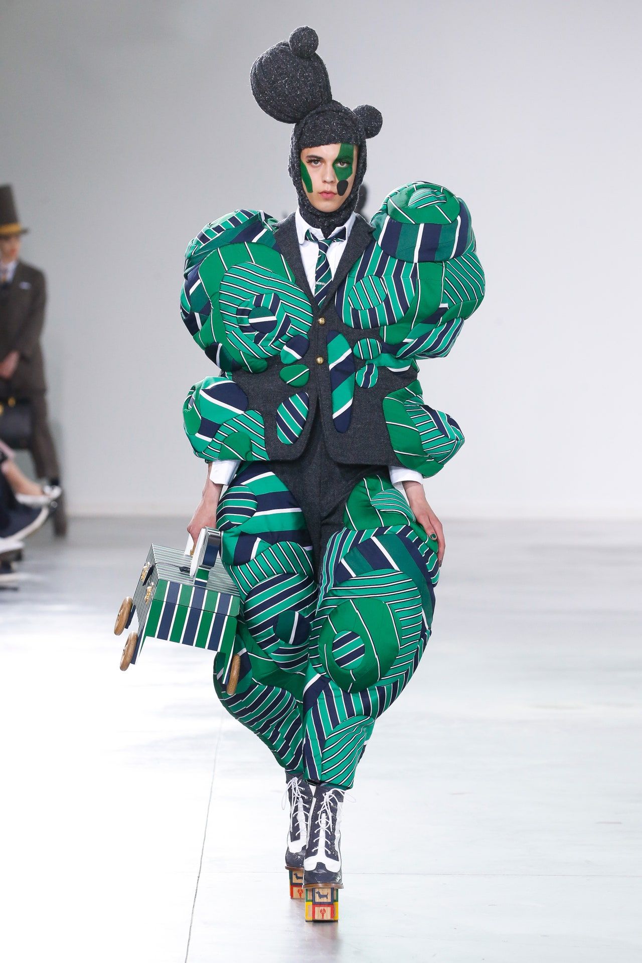 00043-thom-browne-fall-2022-credit-brand-1.jpeg