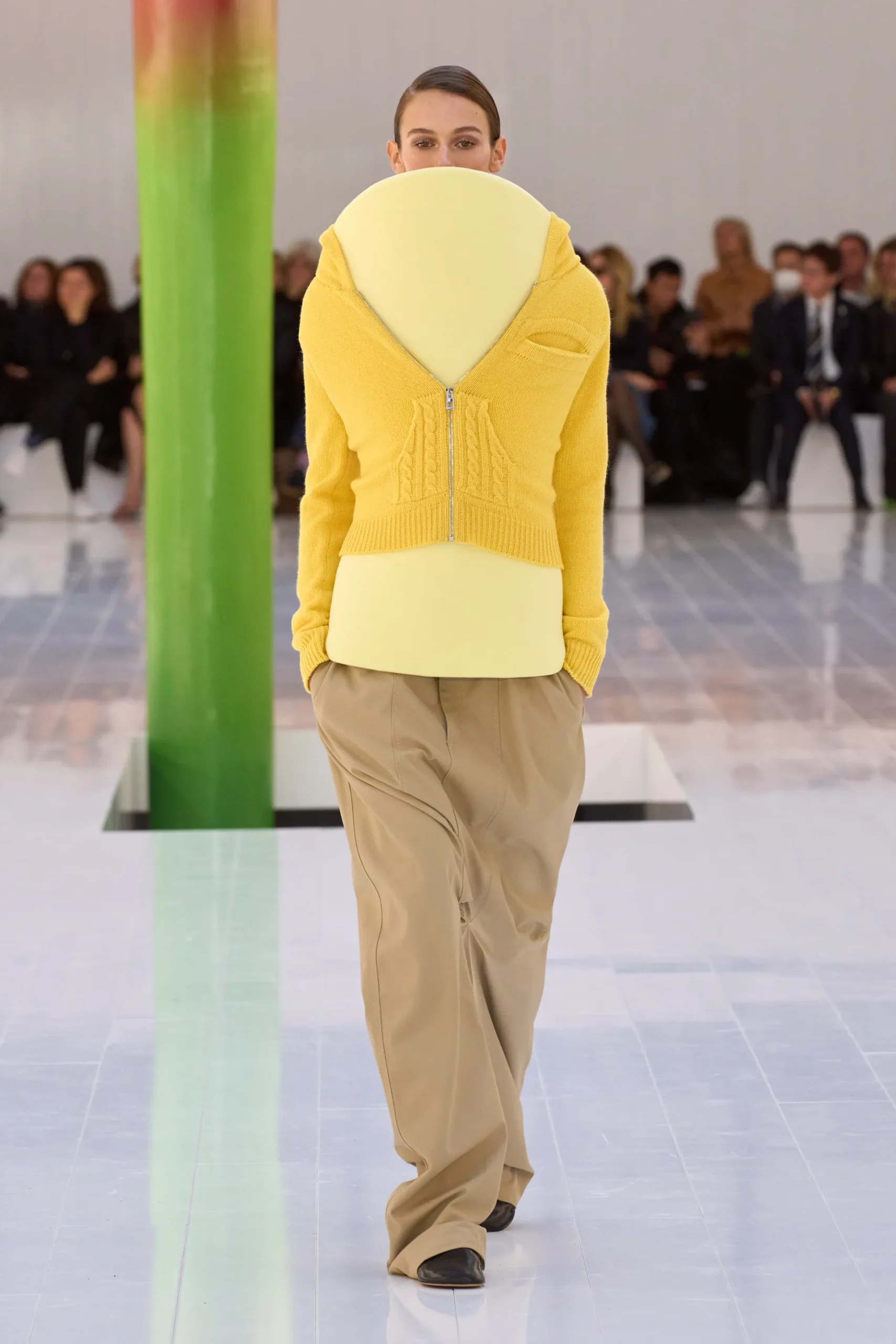 00044-loewe-spring-2023-ready-to-wear-credit-gorunway