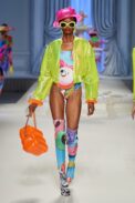 00044-moschino-spring-2023-ready-to-wear-credit-gorunway