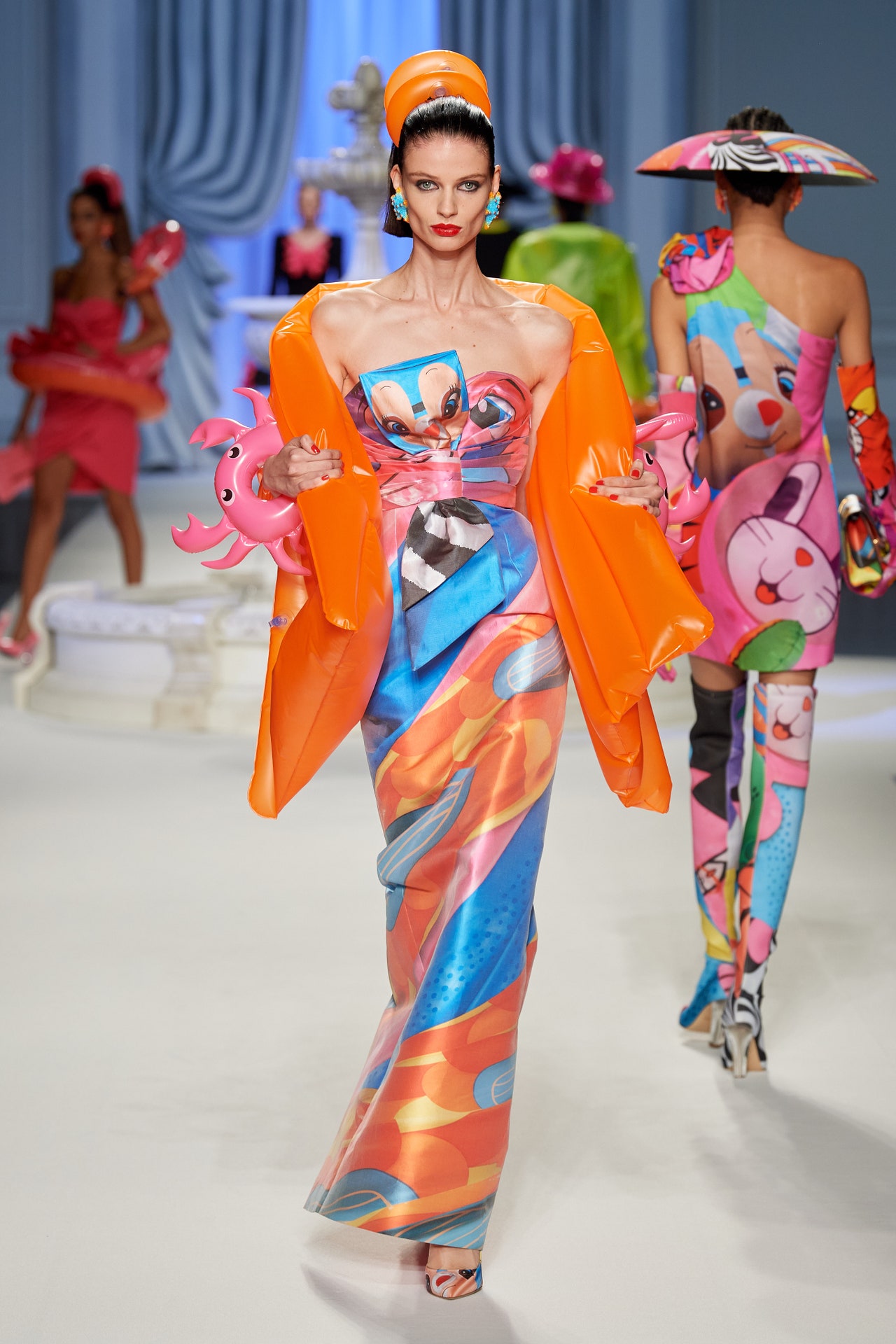 00046-moschino-spring-2023-ready-to-wear-credit-gorunway