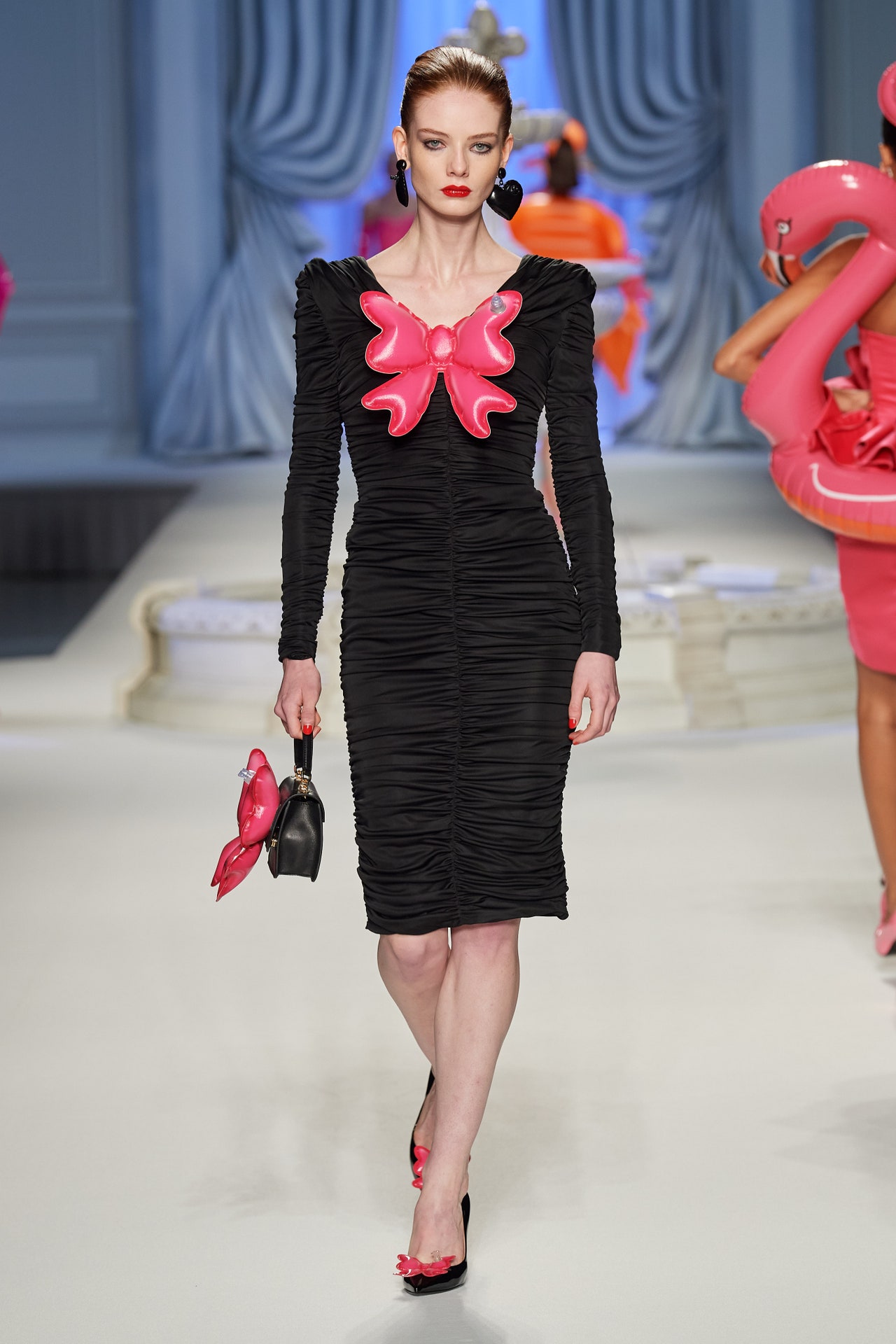 00048-moschino-spring-2023-ready-to-wear-credit-gorunway