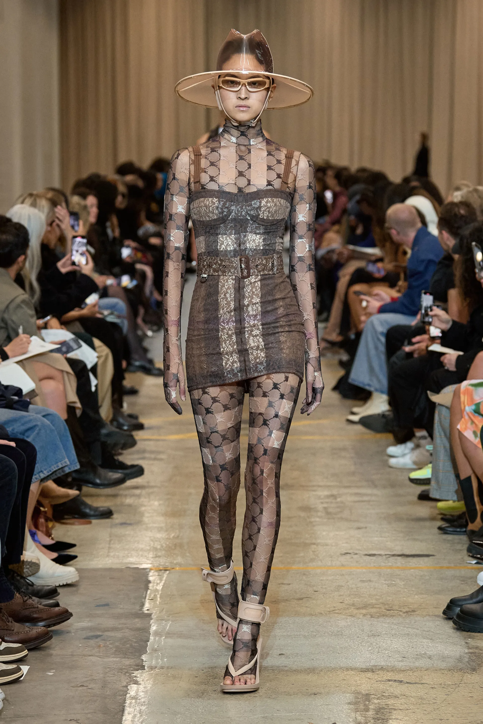 00049-burberry-spring-2023-ready-to-wear-credit-brand