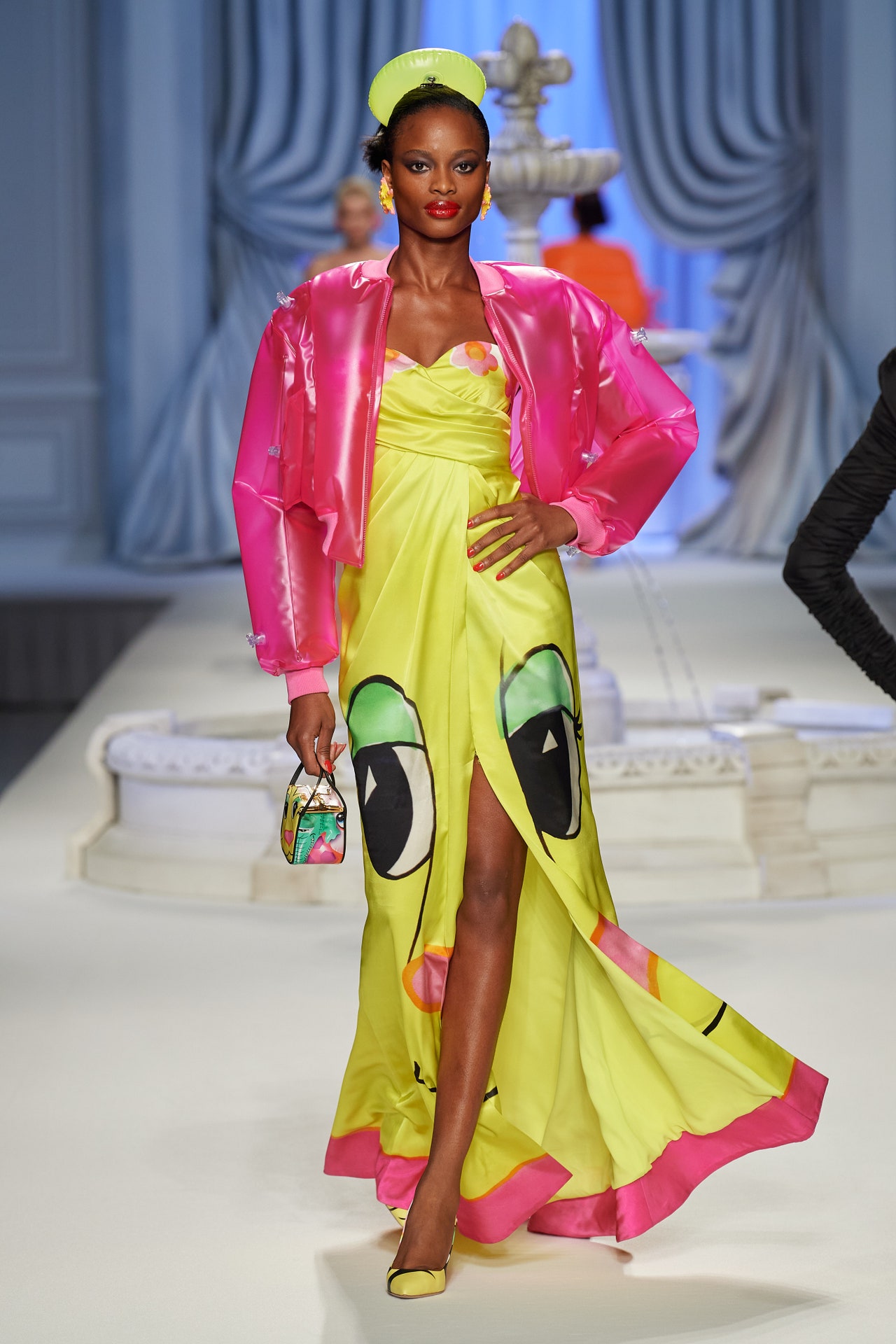 00049-moschino-spring-2023-ready-to-wear-credit-gorunway