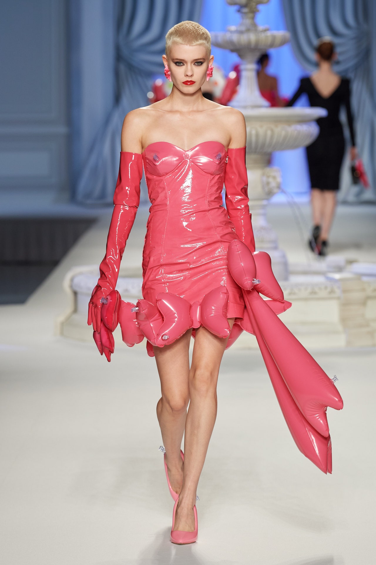 00050-moschino-spring-2023-ready-to-wear-credit-gorunway