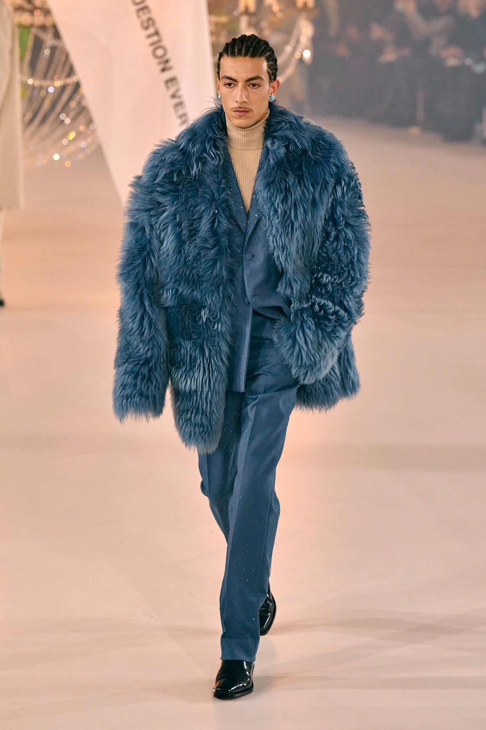 00050-off-white-fall-2022-ready-to-wear-paris-credit-gorunway-1.jpeg