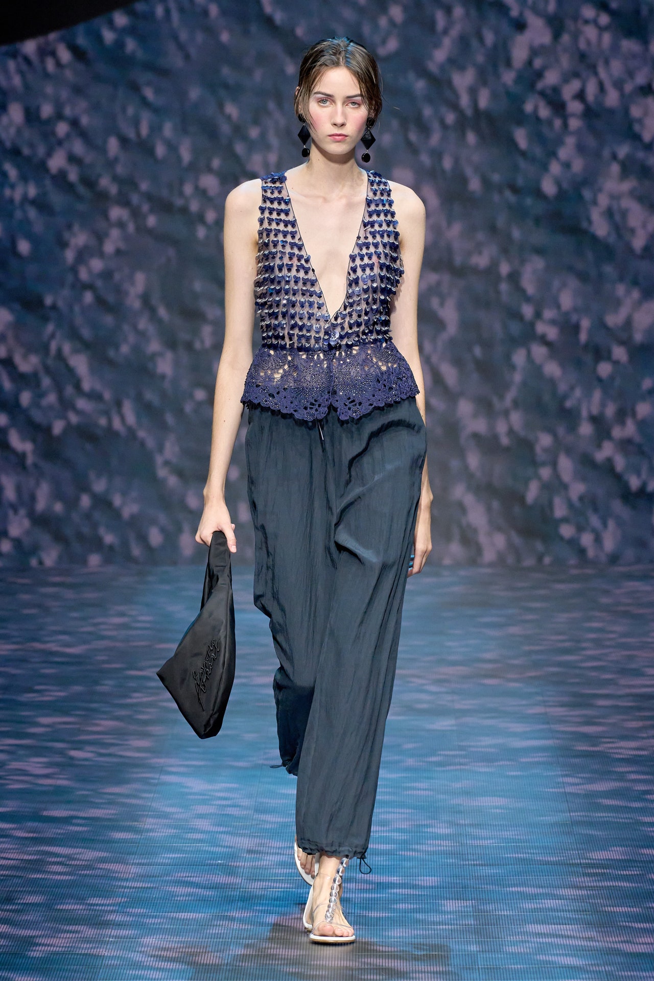 00052-emporio-armani-spring-2023-ready-to-wear-credit-gorunway