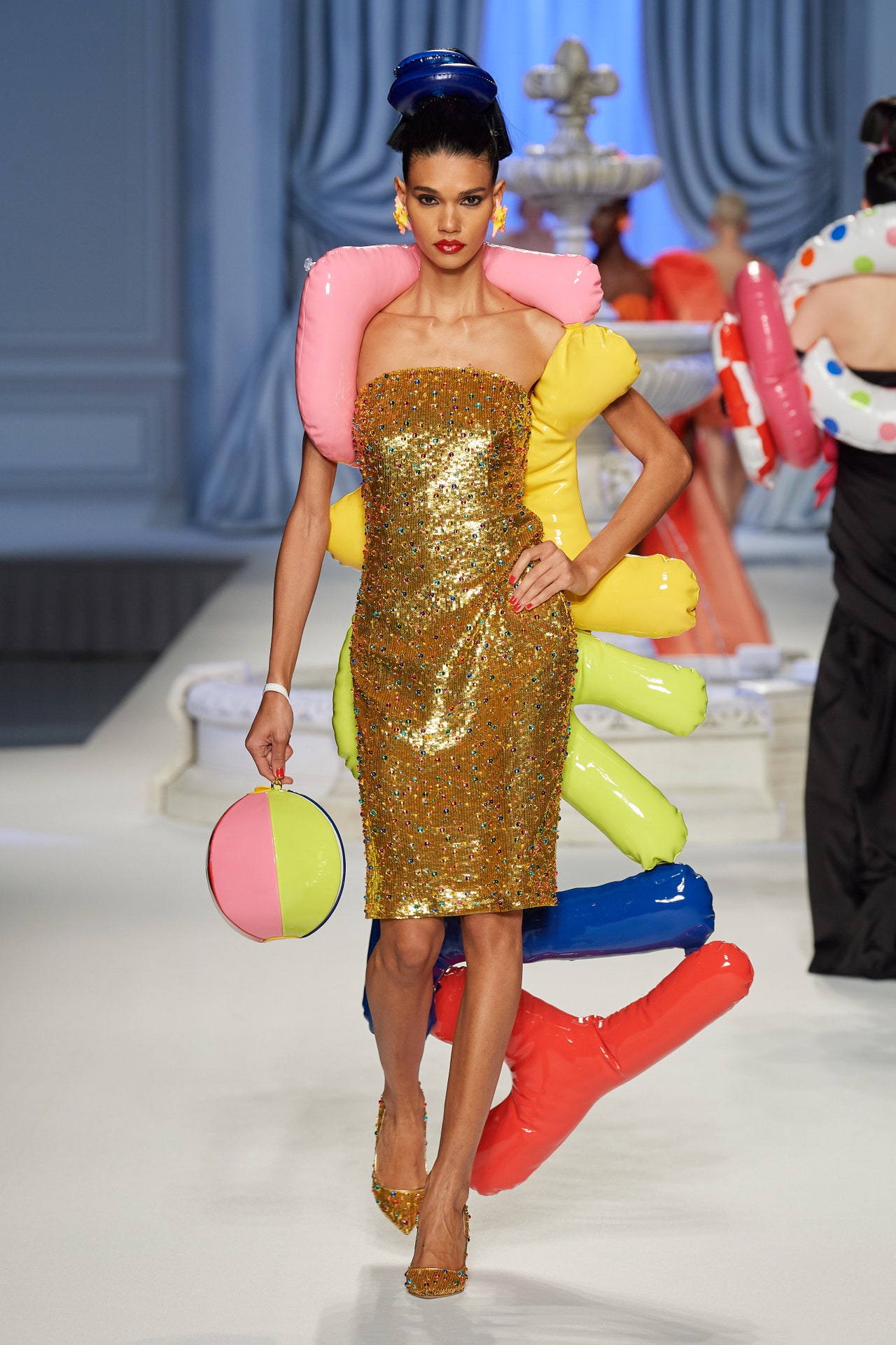 00052-moschino-spring-2023-ready-to-wear-credit-gorunway