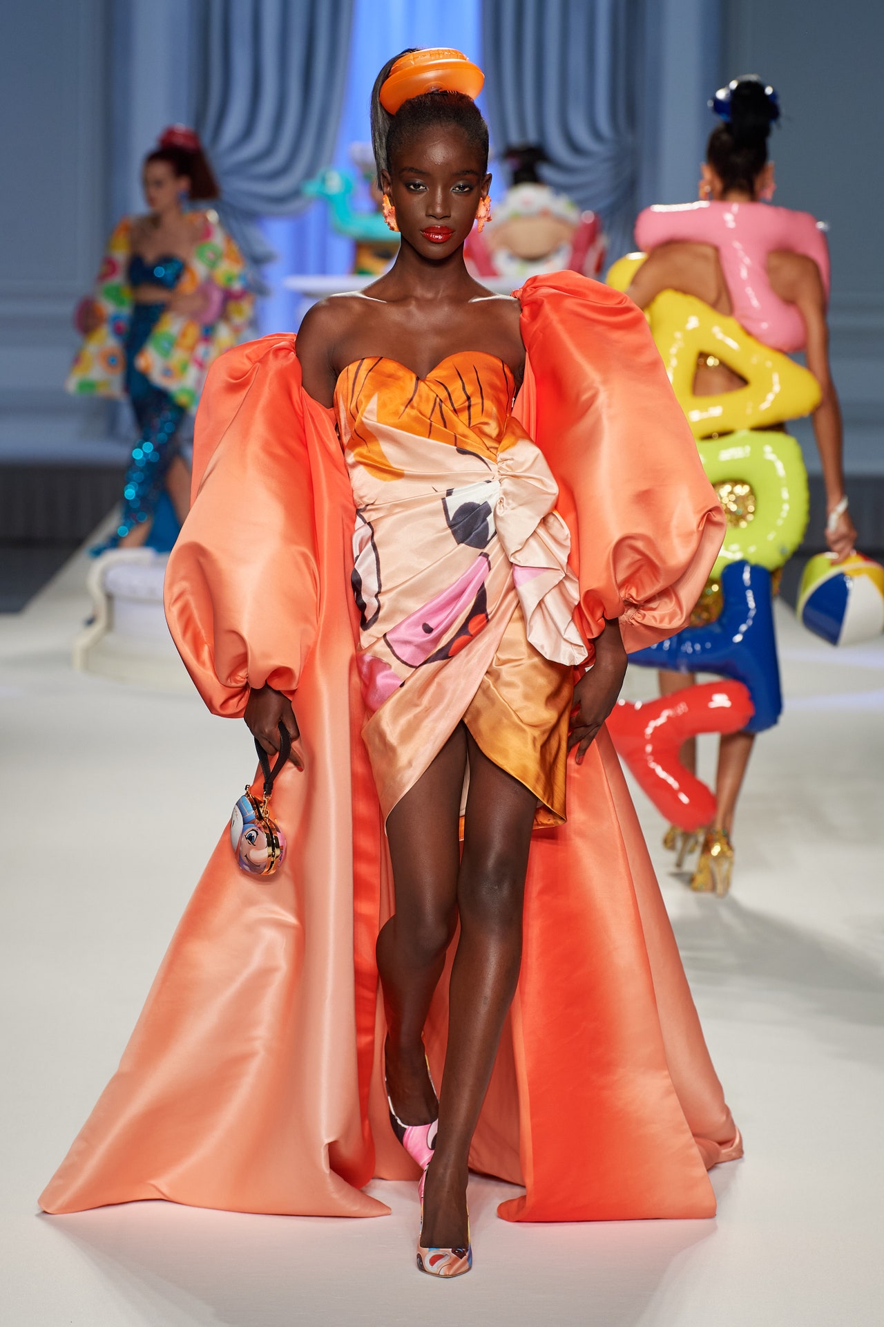 00053-moschino-spring-2023-ready-to-wear-credit-gorunway