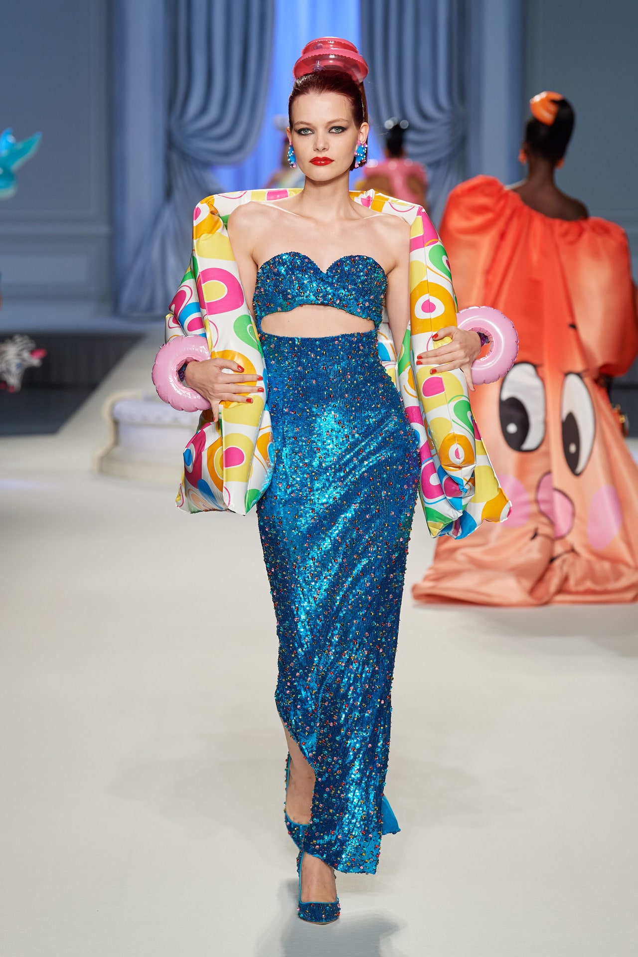 00054-moschino-spring-2023-ready-to-wear-credit-gorunway