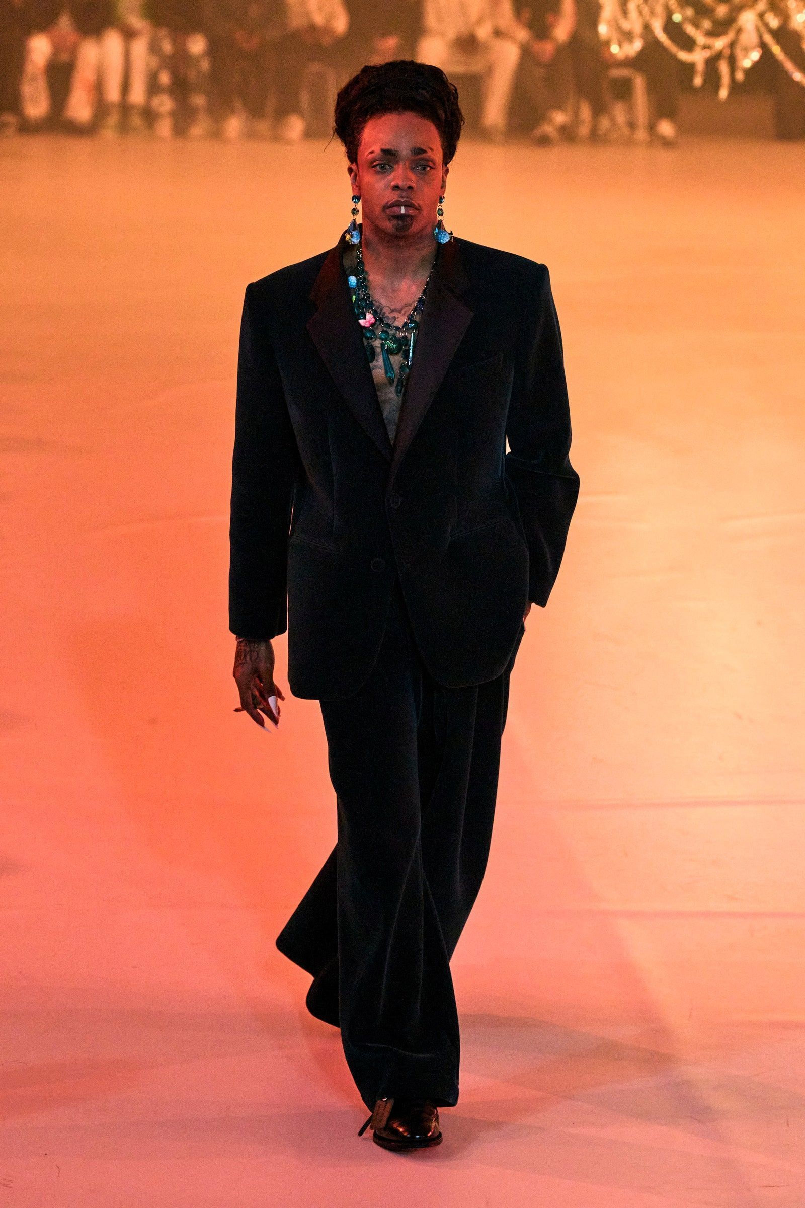 00055-off-white-fall-2022-ready-to-wear-paris-credit-gorunway-1.jpeg