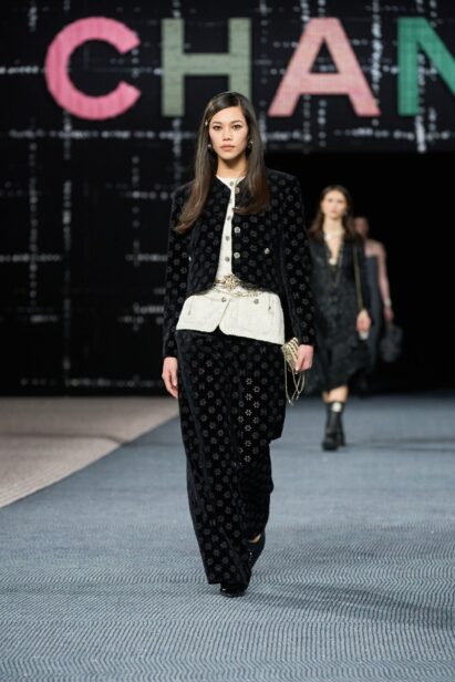 00057-chanel-fall-2022-ready-to-wear-paris-credit-gorunway-1.jpeg