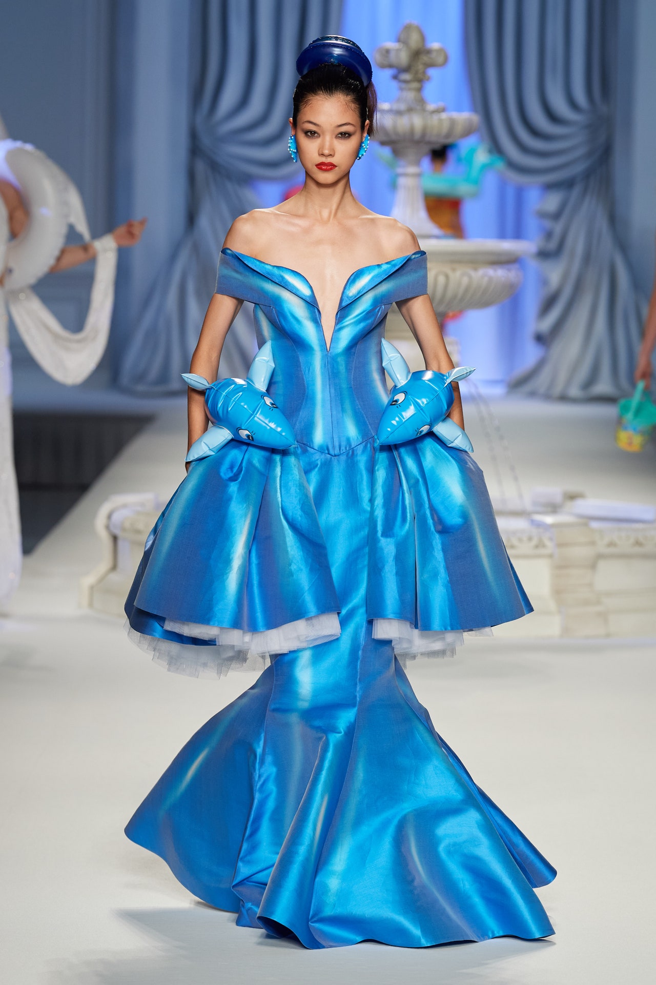00057-moschino-spring-2023-ready-to-wear-credit-gorunway