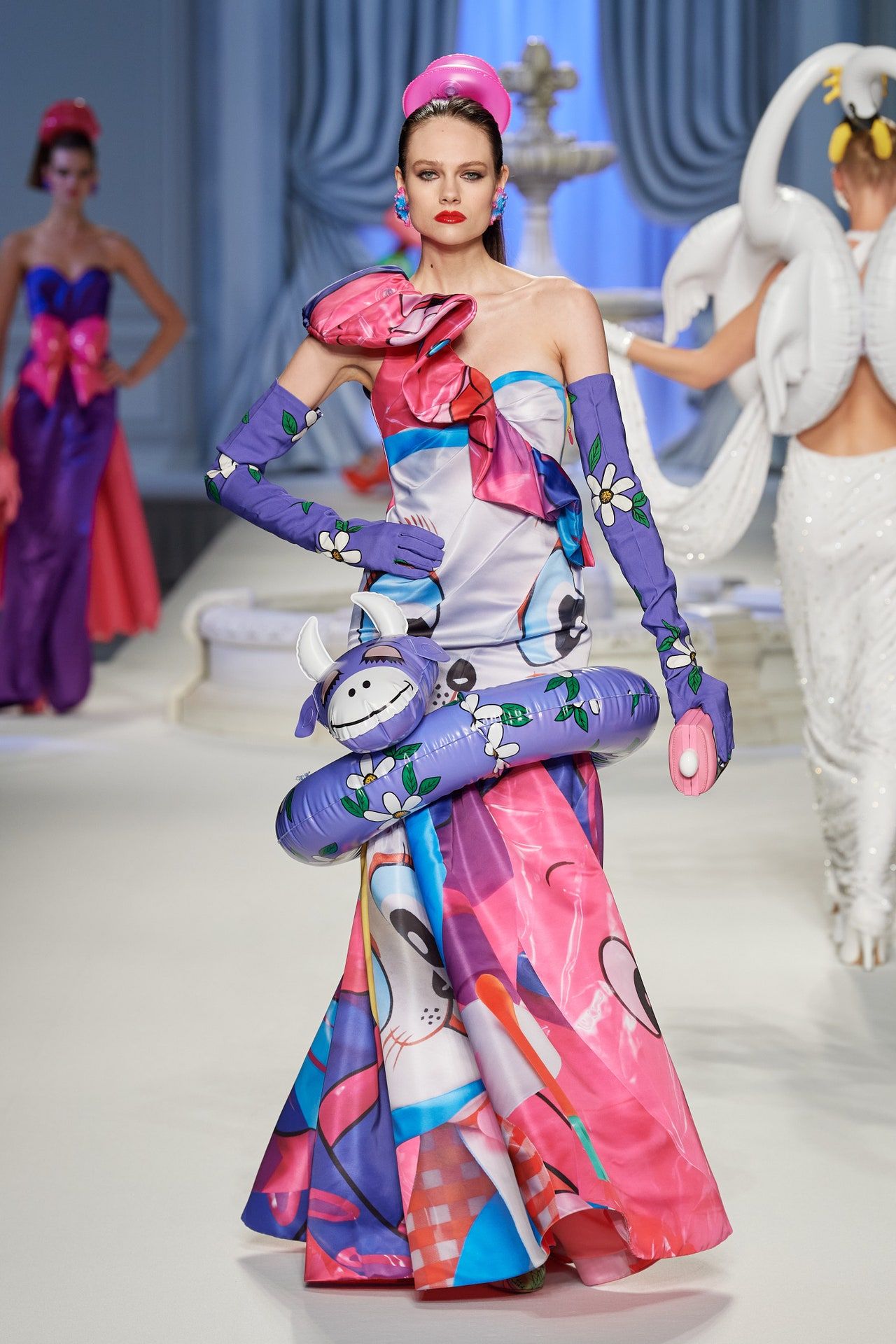 00059-moschino-spring-2023-ready-to-wear-credit-gorunway