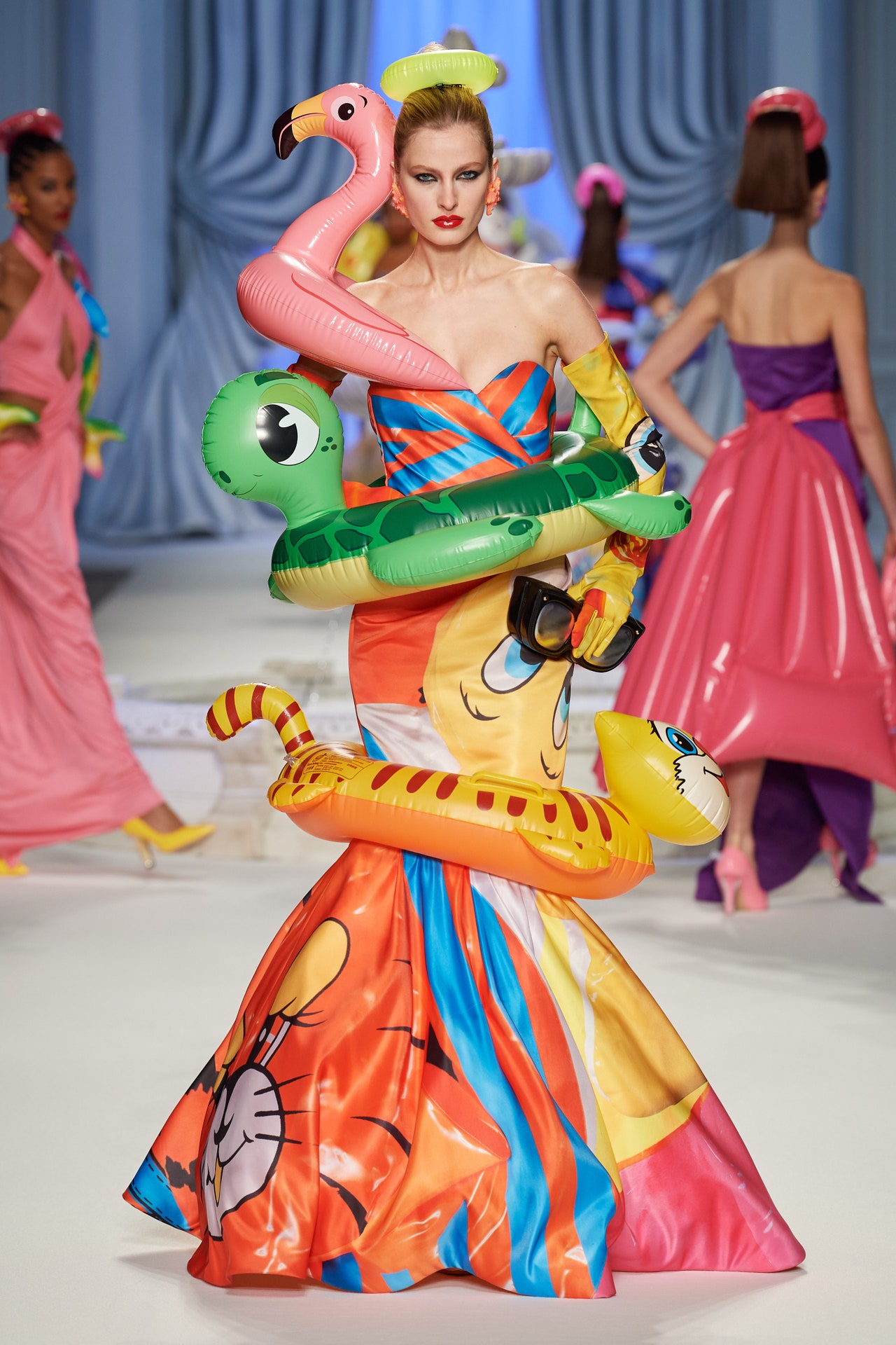 00061-moschino-spring-2023-ready-to-wear-credit-gorunway