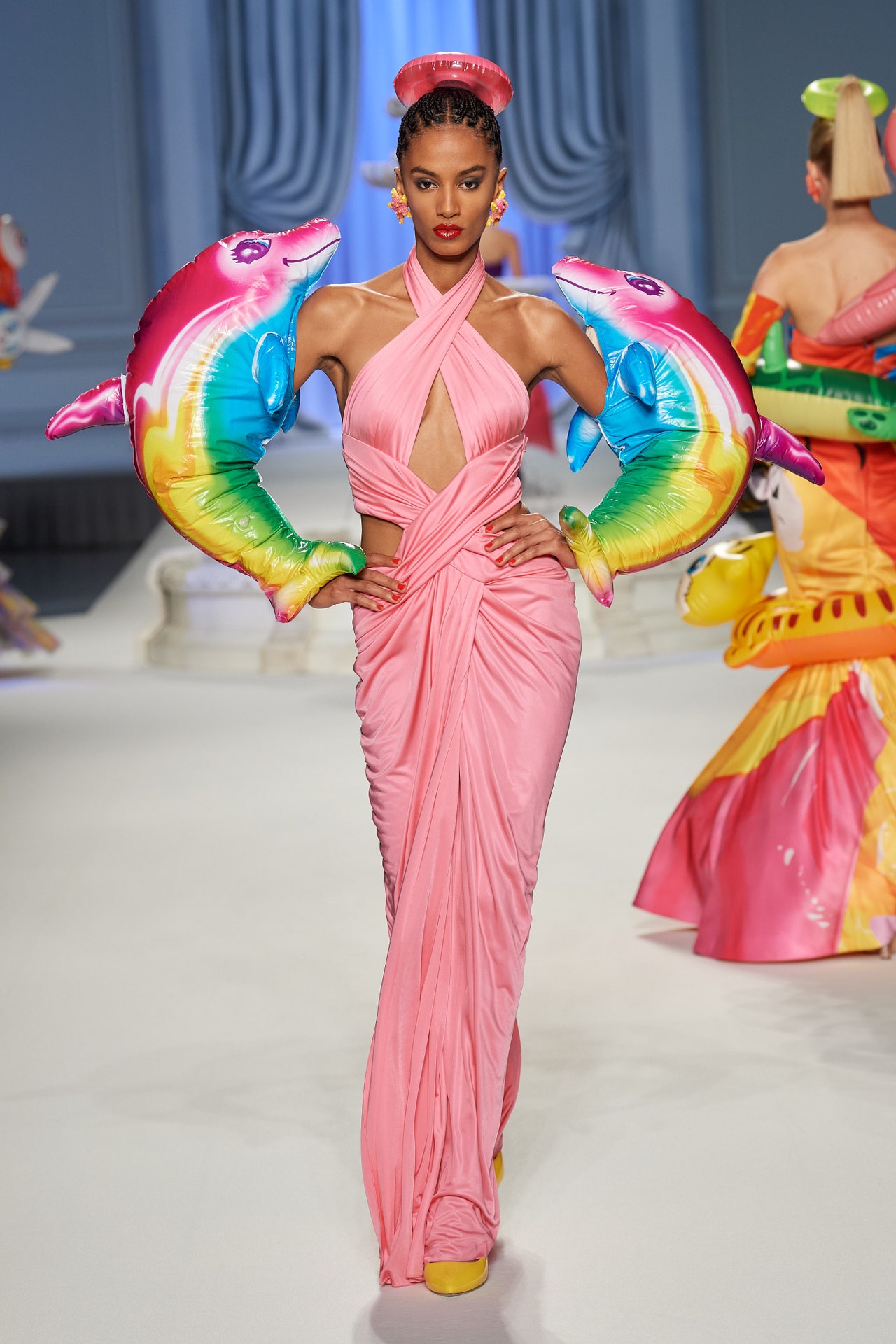 00062-moschino-spring-2023-ready-to-wear-credit-gorunway