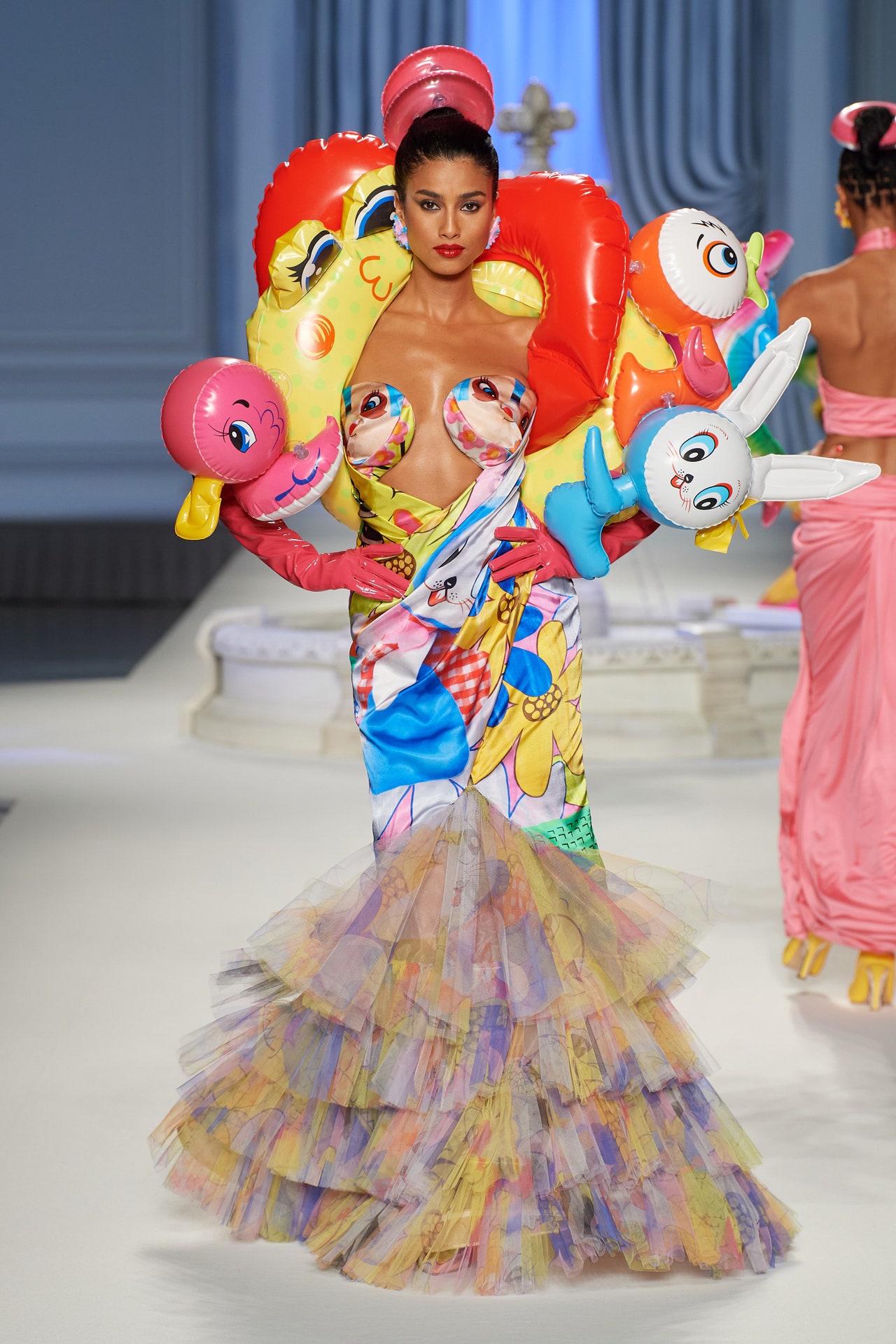 00063-moschino-spring-2023-ready-to-wear-credit-gorunway