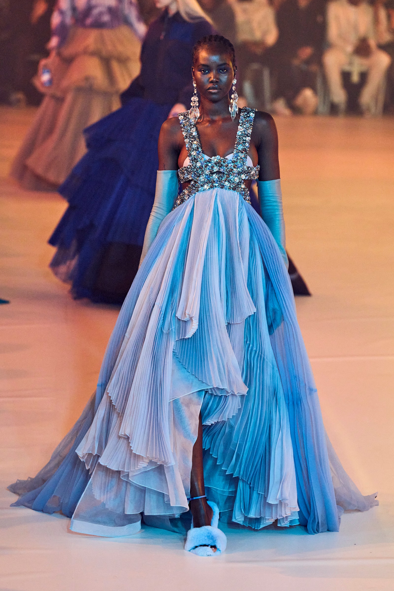 00072-off-white-fall-2022-ready-to-wear-paris-credit-gorunway-1.jpeg