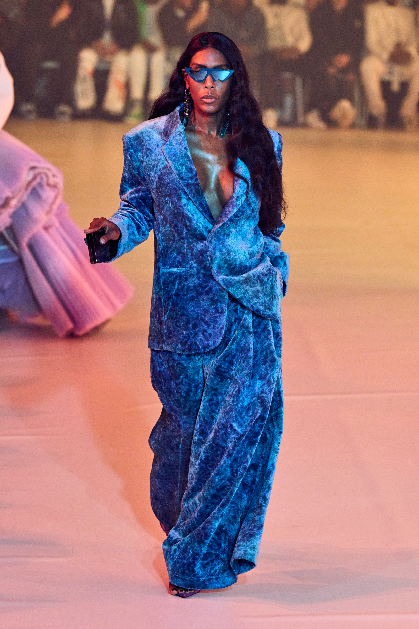 00073-off-white-fall-2022-ready-to-wear-paris-credit-gorunway-1.jpeg