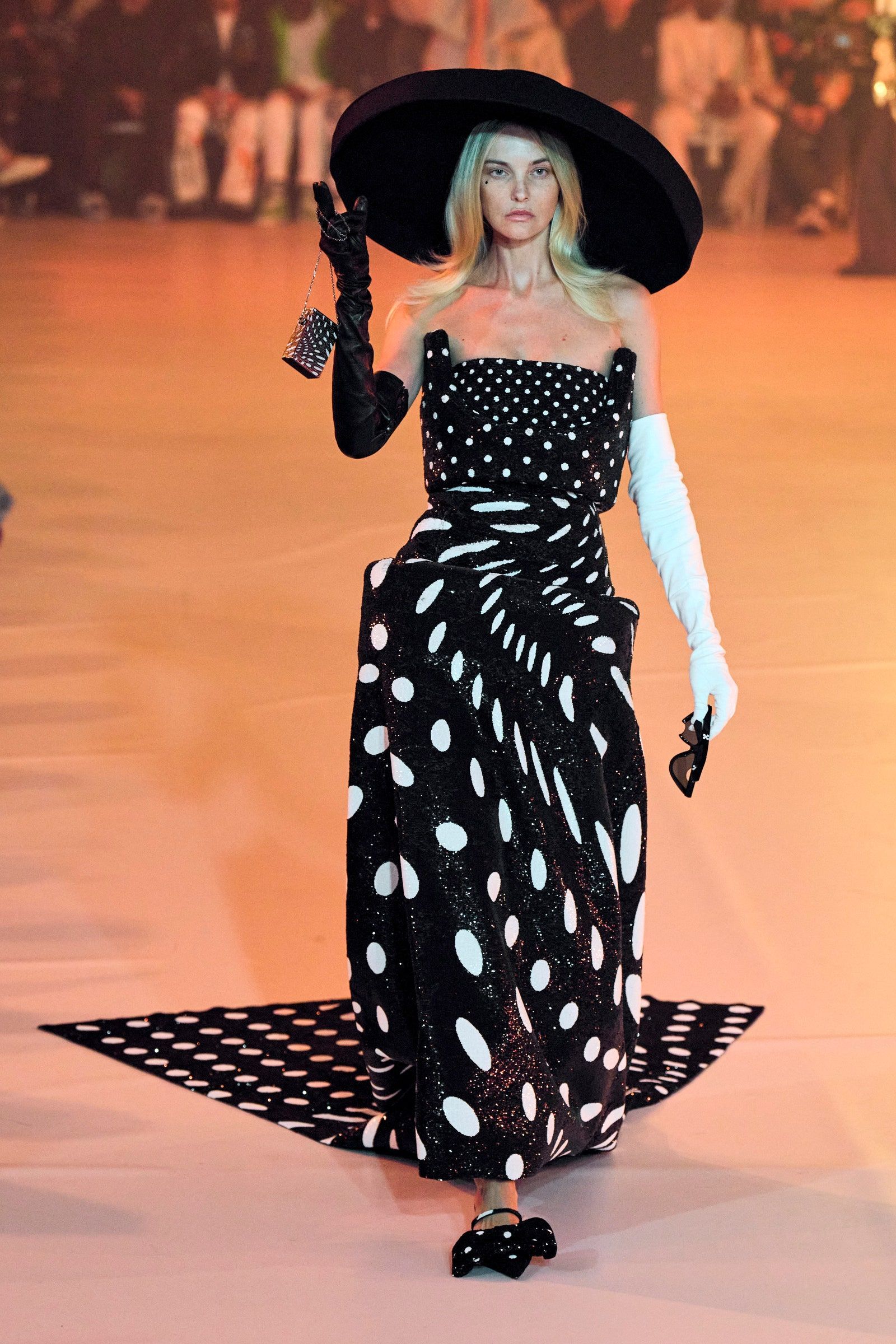00077-off-white-fall-2022-ready-to-wear-paris-credit-gorunway-1.jpeg