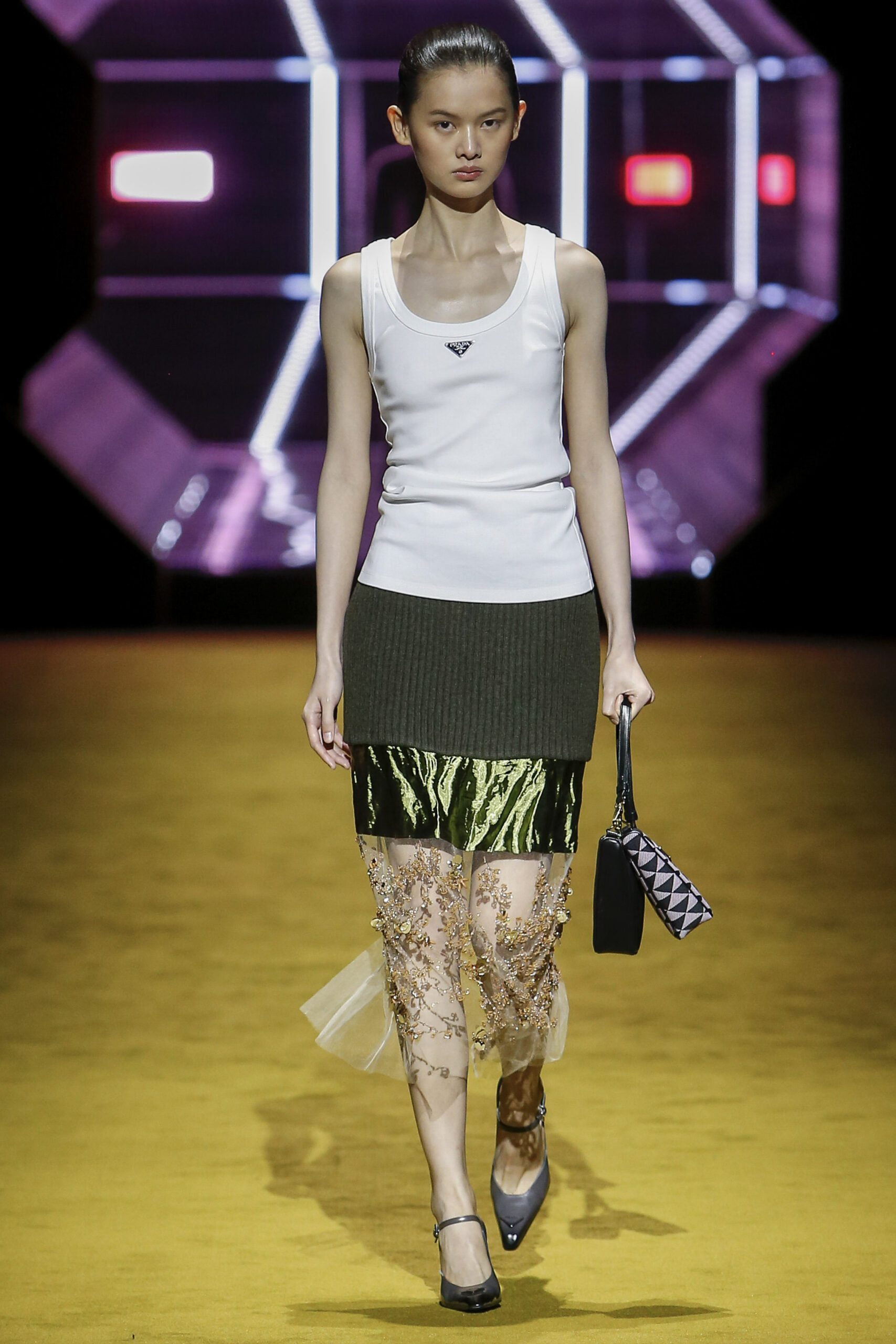40-pradadonnafw22-1.jpg