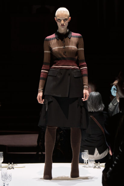 burberry-autumn-winter-2022-womenswear-collection-look-17-1.jpg