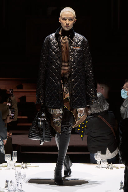 burberry-autumn-winter-2022-womenswear-collection-look-18-1.jpg