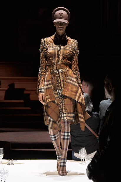 burberry-autumn-winter-2022-womenswear-collection-look-2-1.jpg