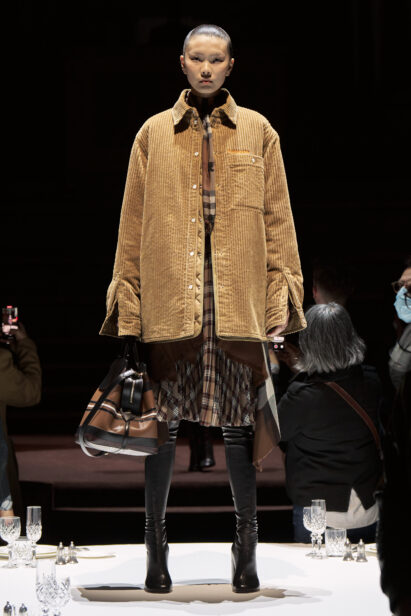 burberry-autumn-winter-2022-womenswear-collection-look-20-1.jpg