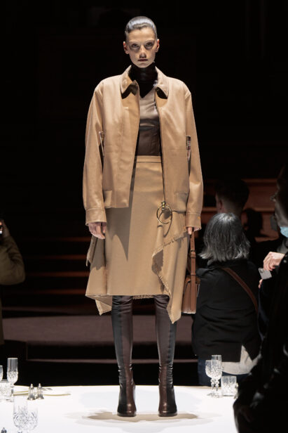 burberry-autumn-winter-2022-womenswear-collection-look-27-1.jpg