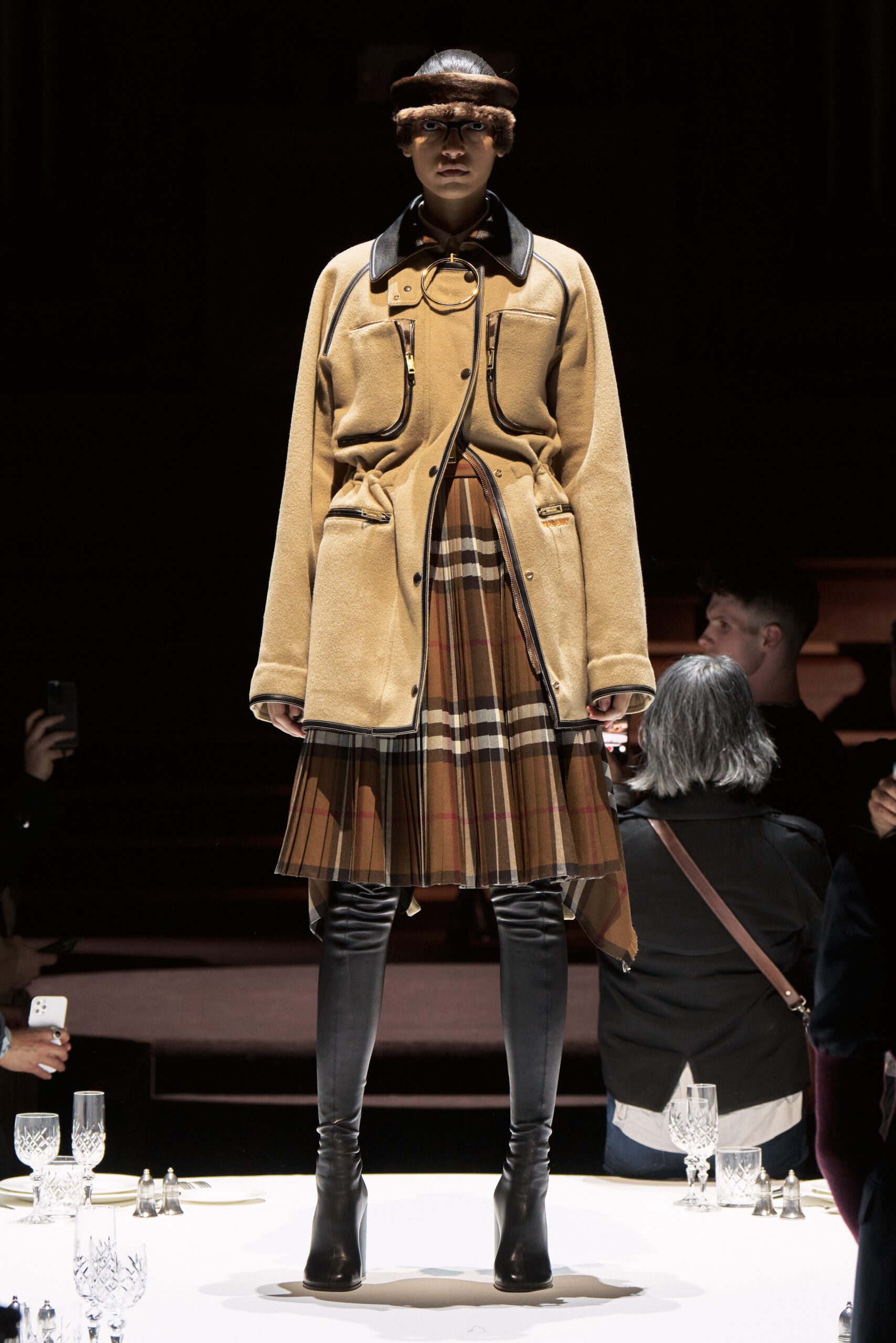 burberry-autumn-winter-2022-womenswear-collection-look-3-1.jpg