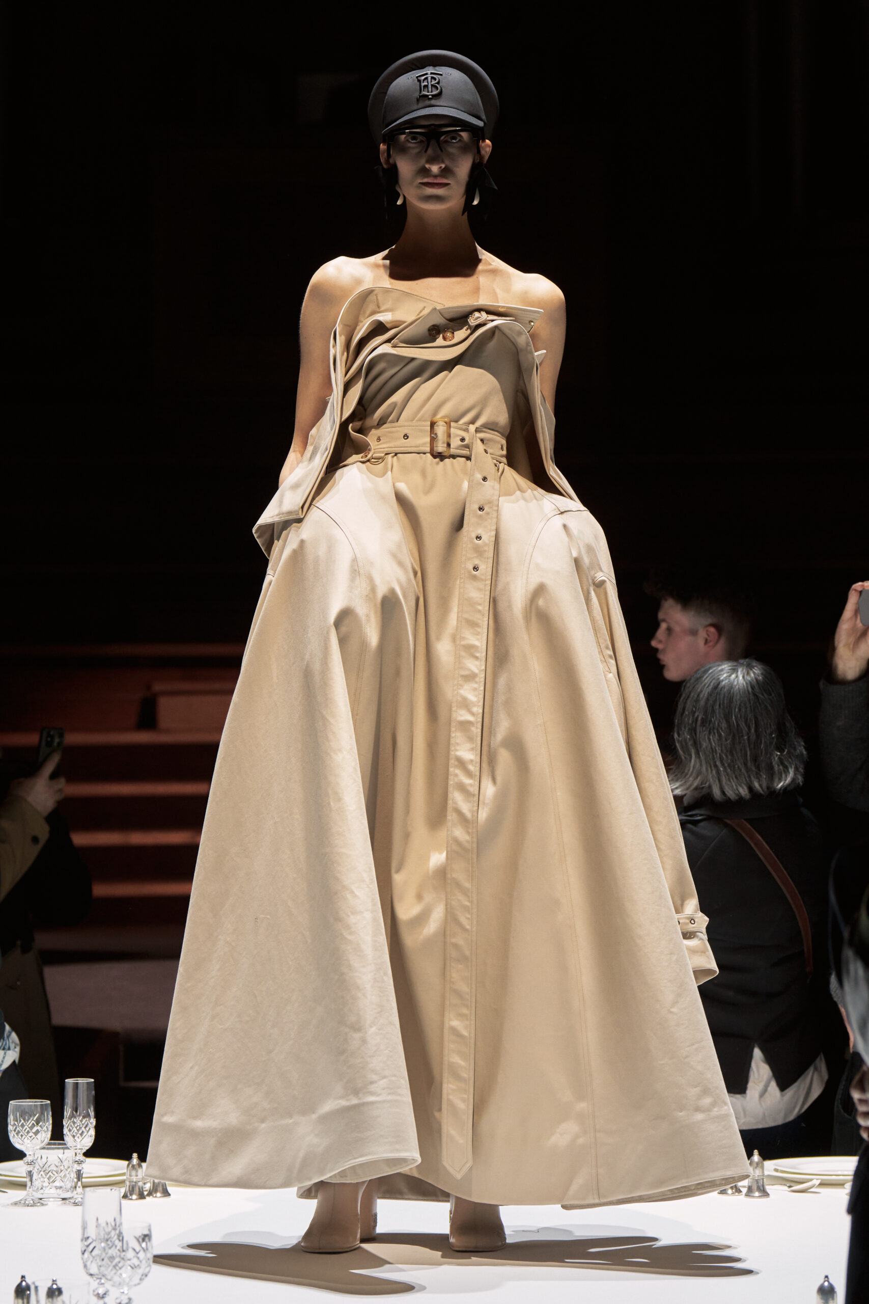 burberry-autumn-winter-2022-womenswear-collection-look-31-1.jpg