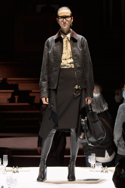 burberry-autumn-winter-2022-womenswear-collection-look-33-1.jpg