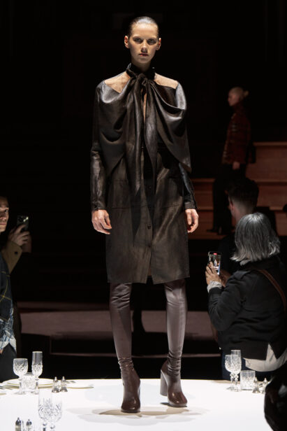 burberry-autumn-winter-2022-womenswear-collection-look-34-1.jpg