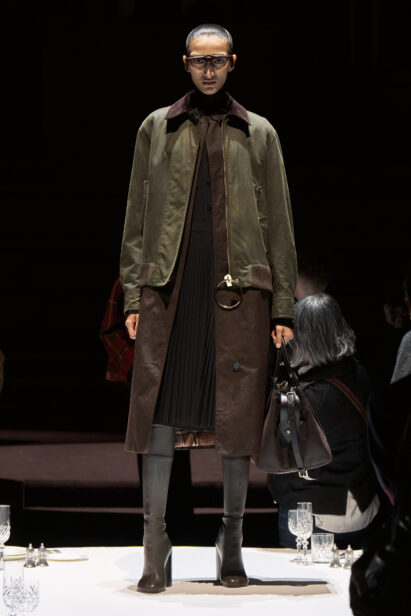 burberry-autumn-winter-2022-womenswear-collection-look-35-1.jpg