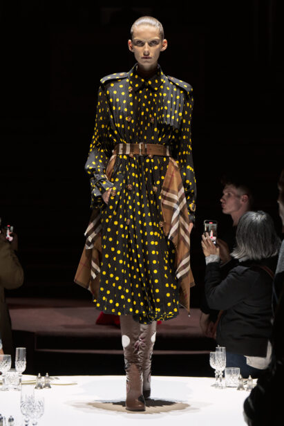 burberry-autumn-winter-2022-womenswear-collection-look-44-1.jpg