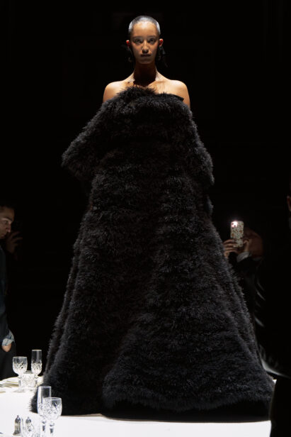 burberry-autumn-winter-2022-womenswear-collection-look-56-1.jpg