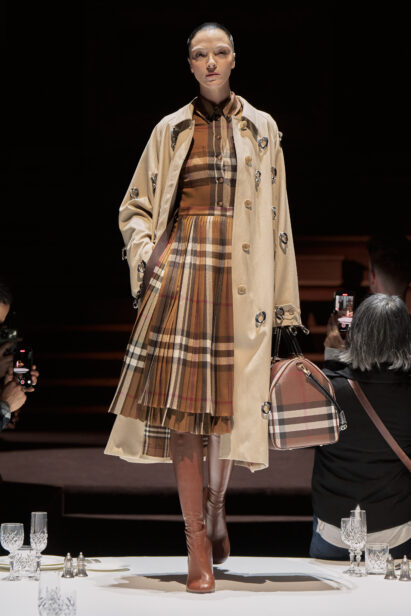 burberry-autumn-winter-2022-womenswear-collection-look-7-1.jpg