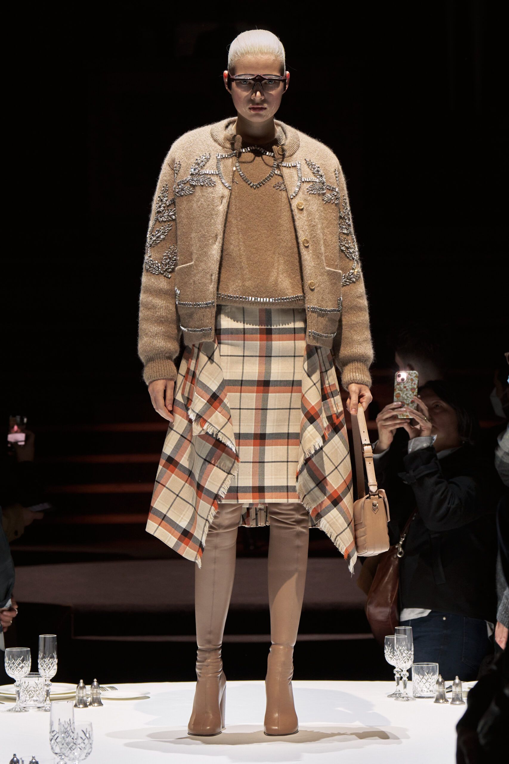burberry-autumn-winter-2022-womenswear-collection-look-9-1.jpg