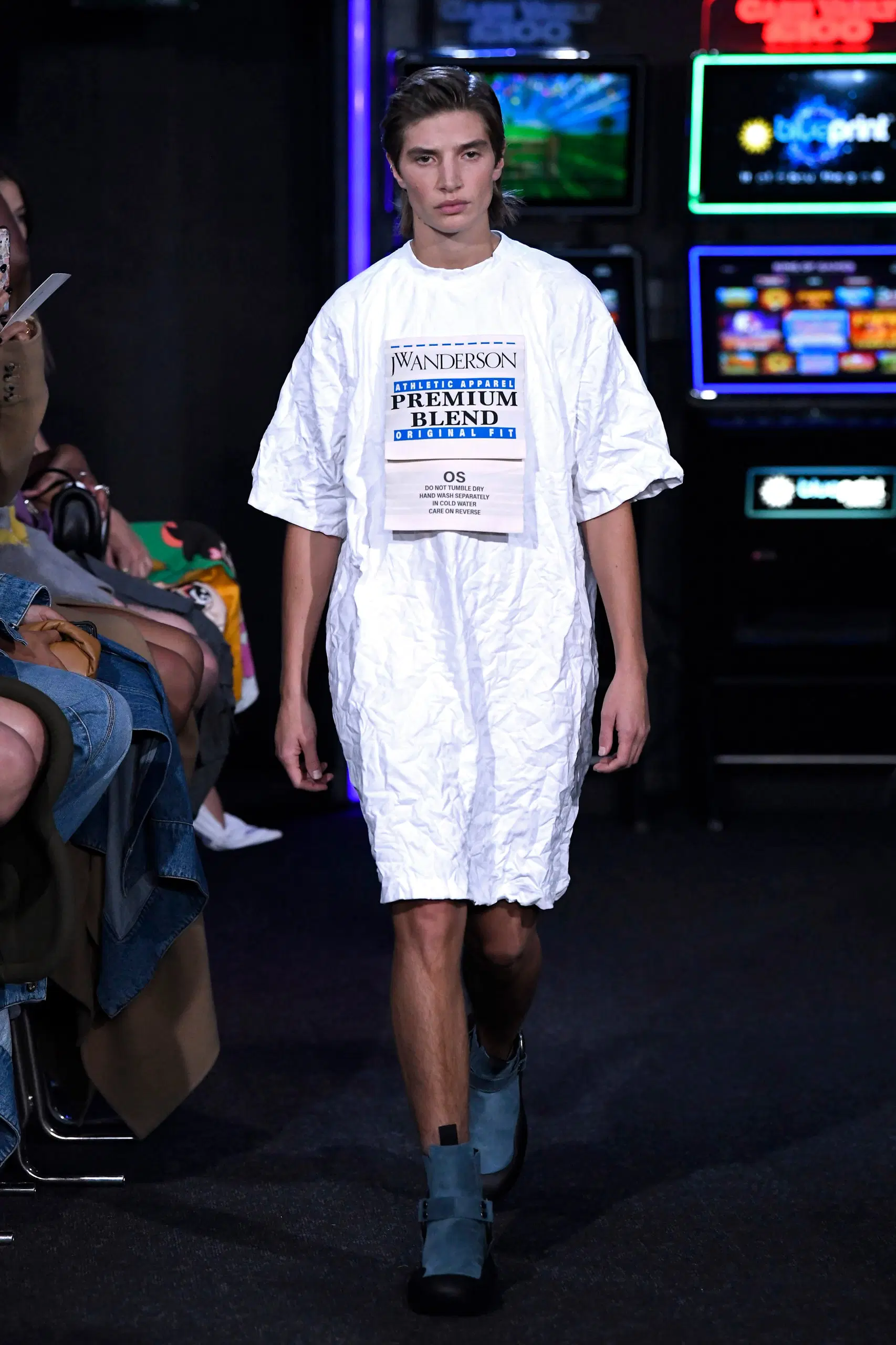JW-Anderson-Ready-To-Wear-Spring-Summer-2023-London-Fashion-Week-Runway-001
