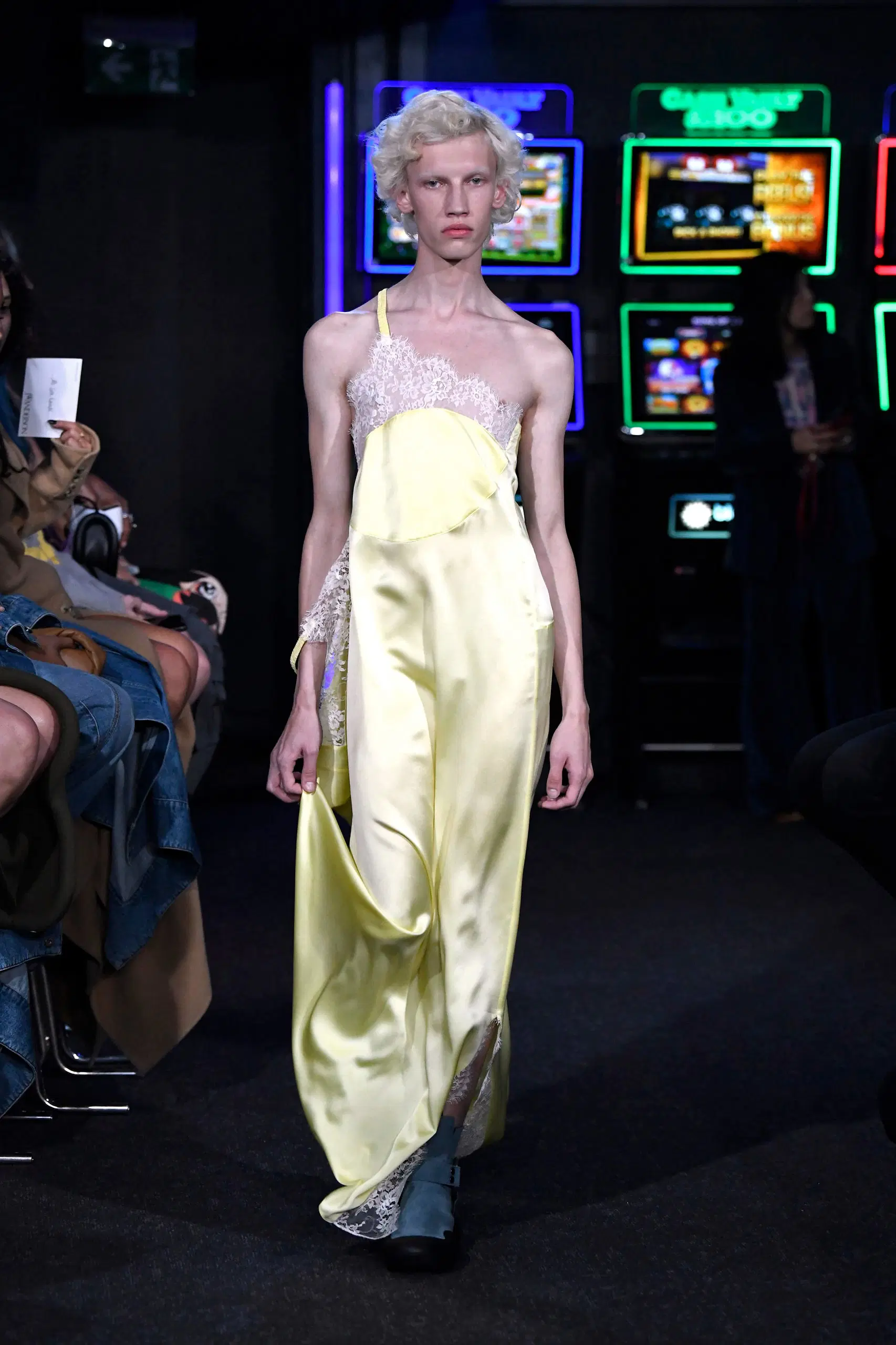 JW-Anderson-Ready-To-Wear-Spring-Summer-2023-London-Fashion-Week-Runway-002
