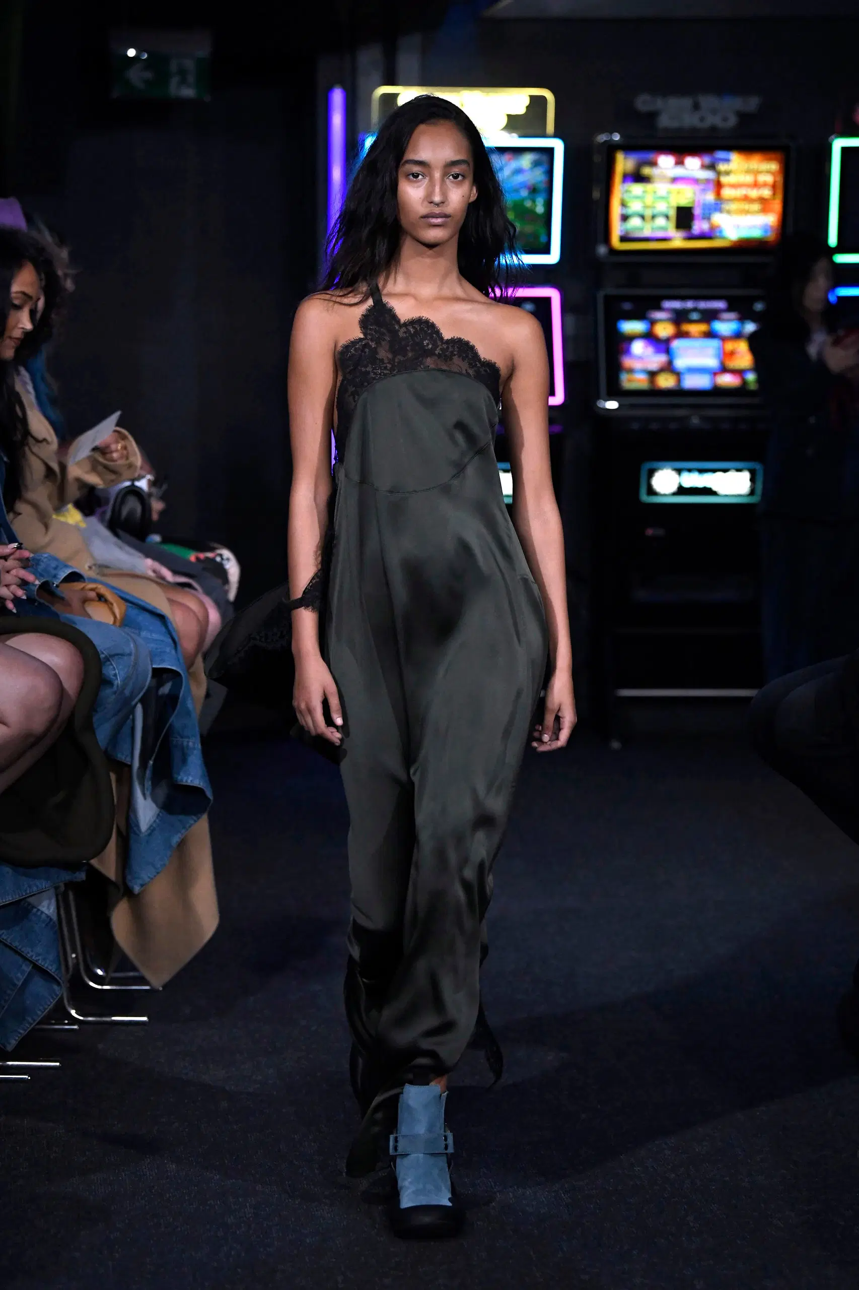 JW-Anderson-Ready-To-Wear-Spring-Summer-2023-London-Fashion-Week-Runway-003