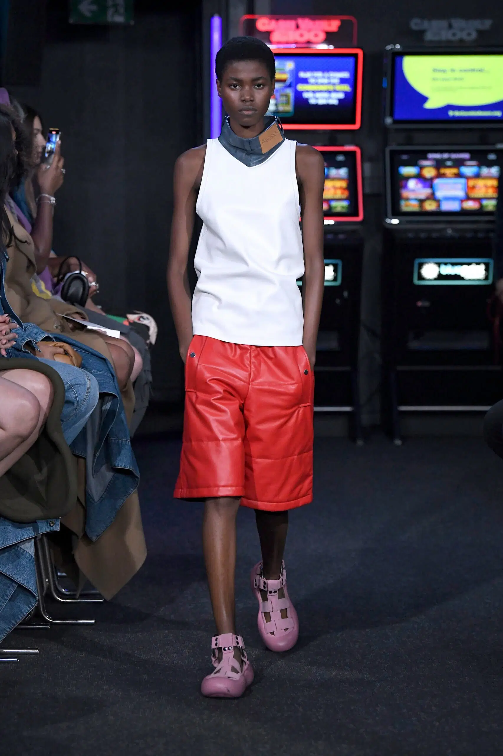 JW-Anderson-Ready-To-Wear-Spring-Summer-2023-London-Fashion-Week-Runway-005
