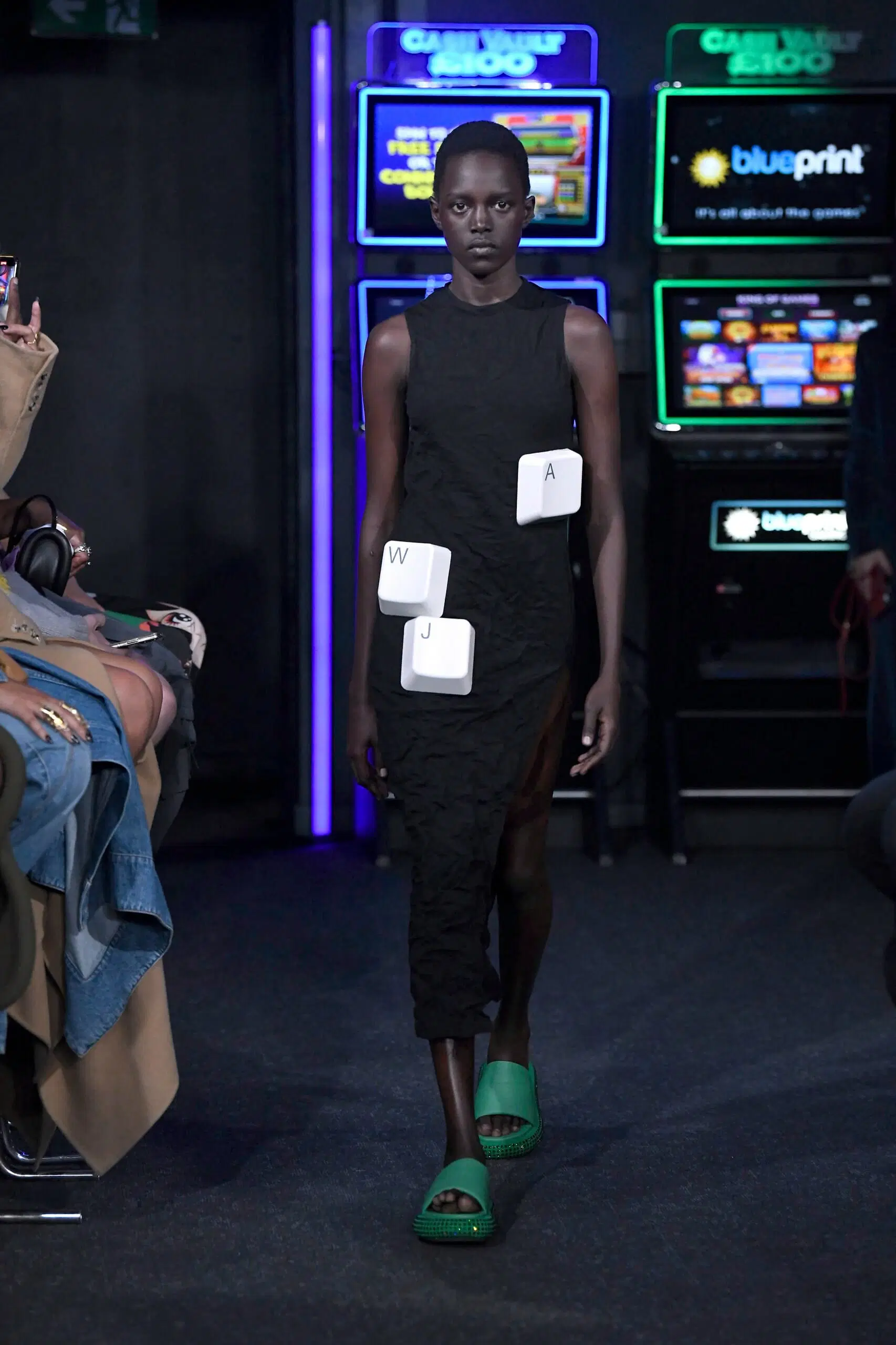 JW-Anderson-Ready-To-Wear-Spring-Summer-2023-London-Fashion-Week-Runway-006