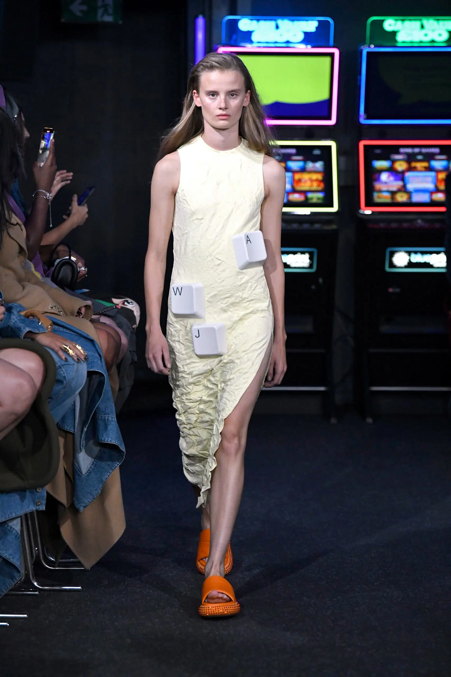 JW-Anderson-Ready-To-Wear-Spring-Summer-2023-London-Fashion-Week-Runway-007