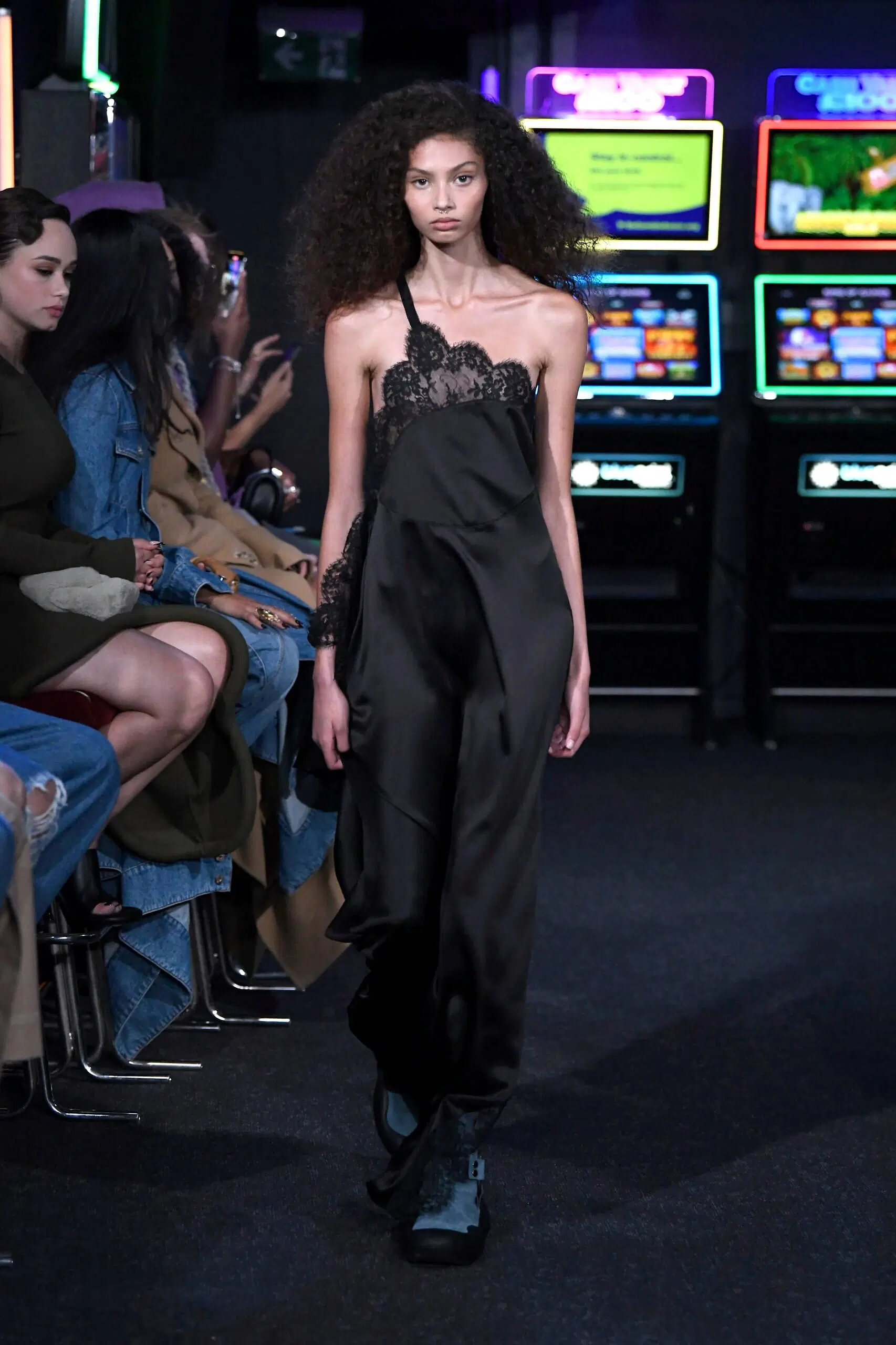 JW-Anderson-Ready-To-Wear-Spring-Summer-2023-London-Fashion-Week-Runway-008