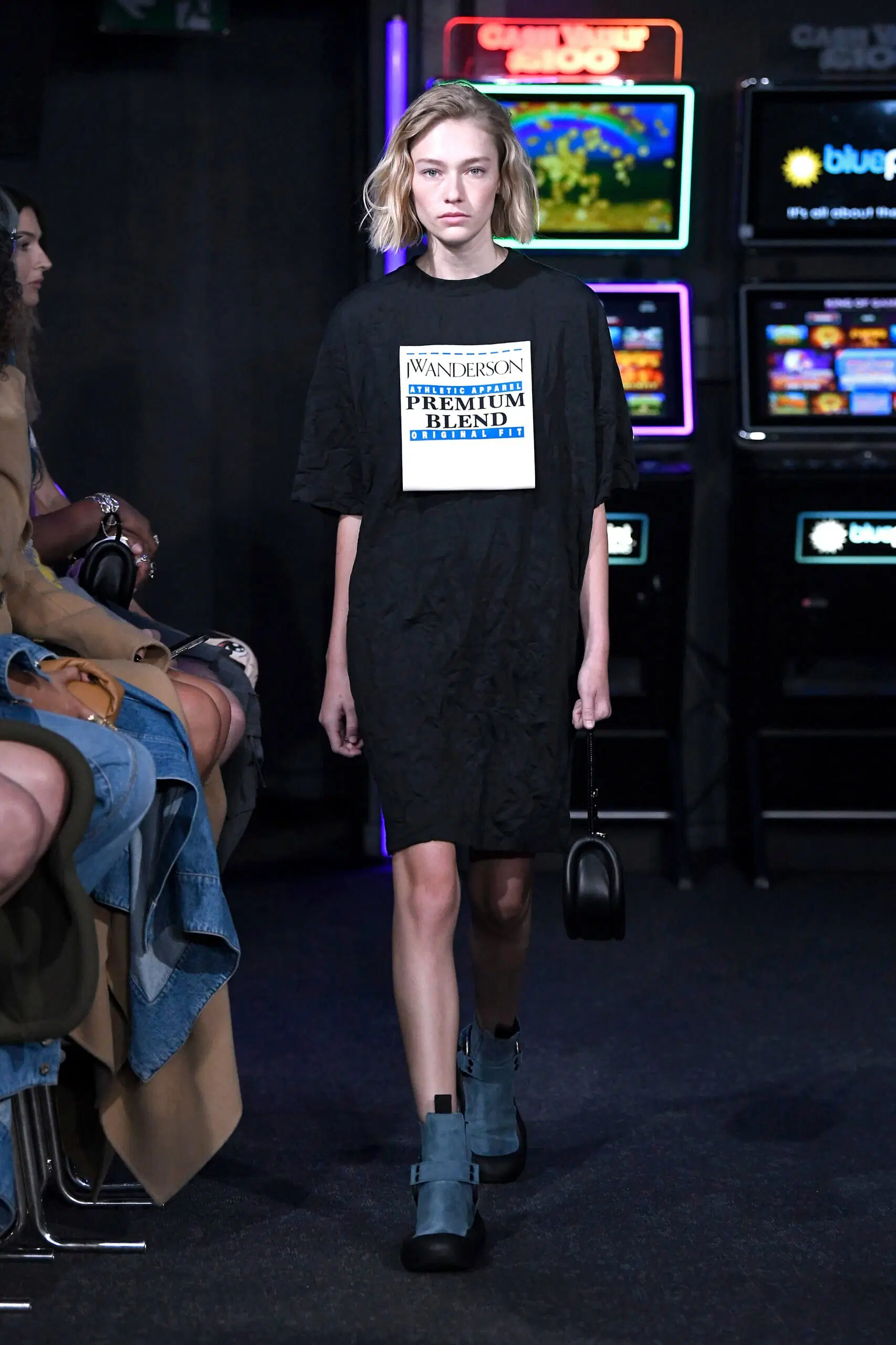 JW-Anderson-Ready-To-Wear-Spring-Summer-2023-London-Fashion-Week-Runway-010