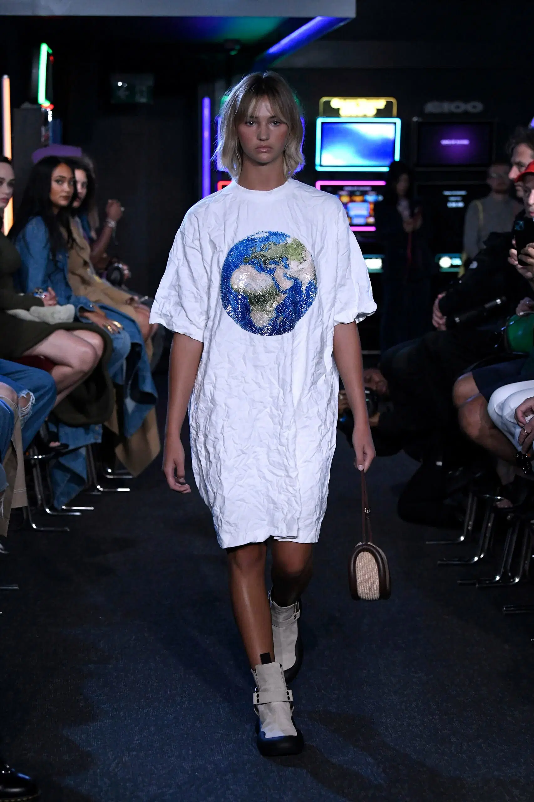 JW-Anderson-Ready-To-Wear-Spring-Summer-2023-London-Fashion-Week-Runway-014