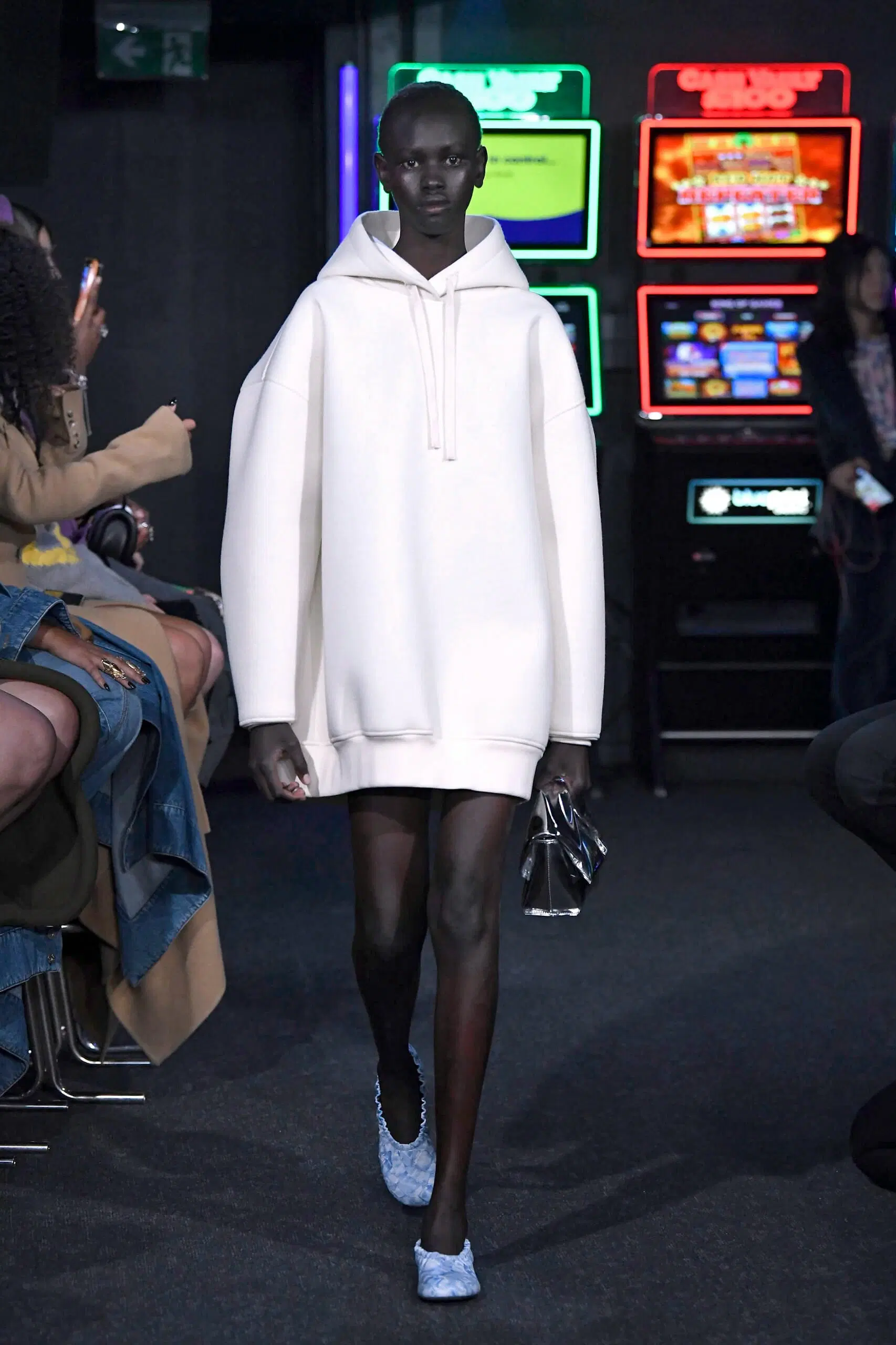 JW-Anderson-Ready-To-Wear-Spring-Summer-2023-London-Fashion-Week-Runway-016