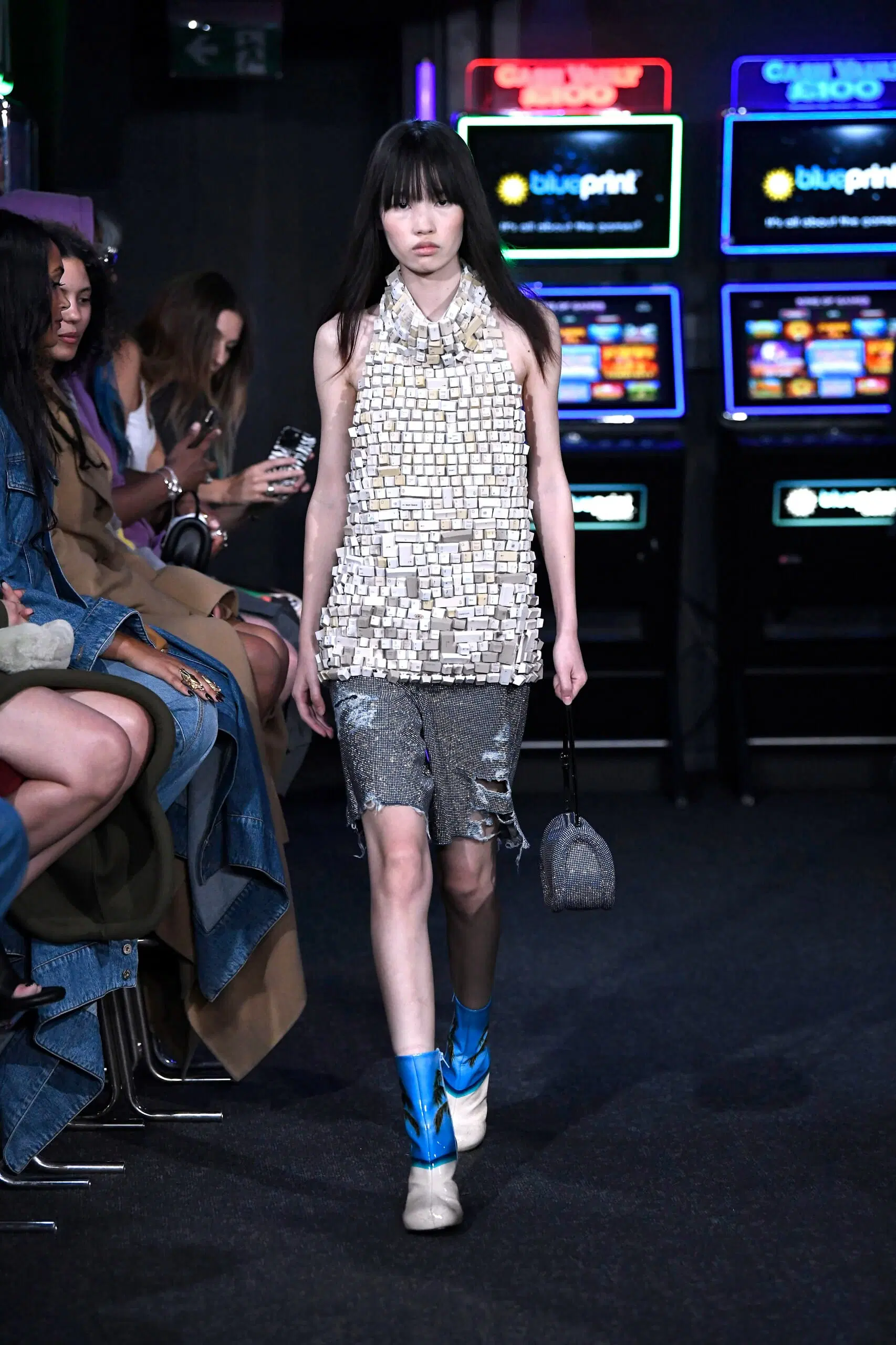 JW-Anderson-Ready-To-Wear-Spring-Summer-2023-London-Fashion-Week-Runway-017